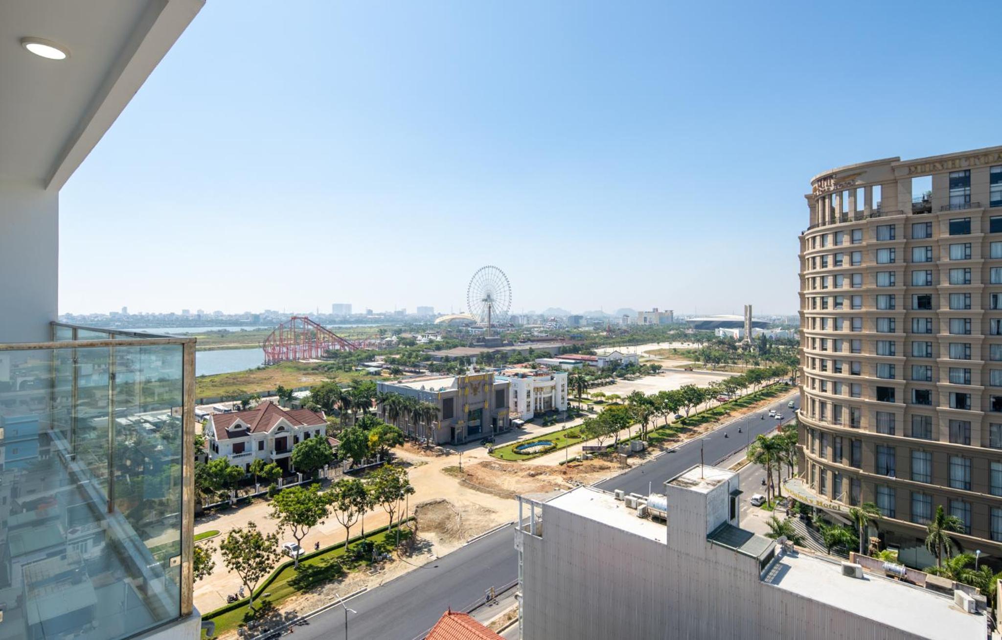 Superior Twin Room with Balcony and City View - Photo 7