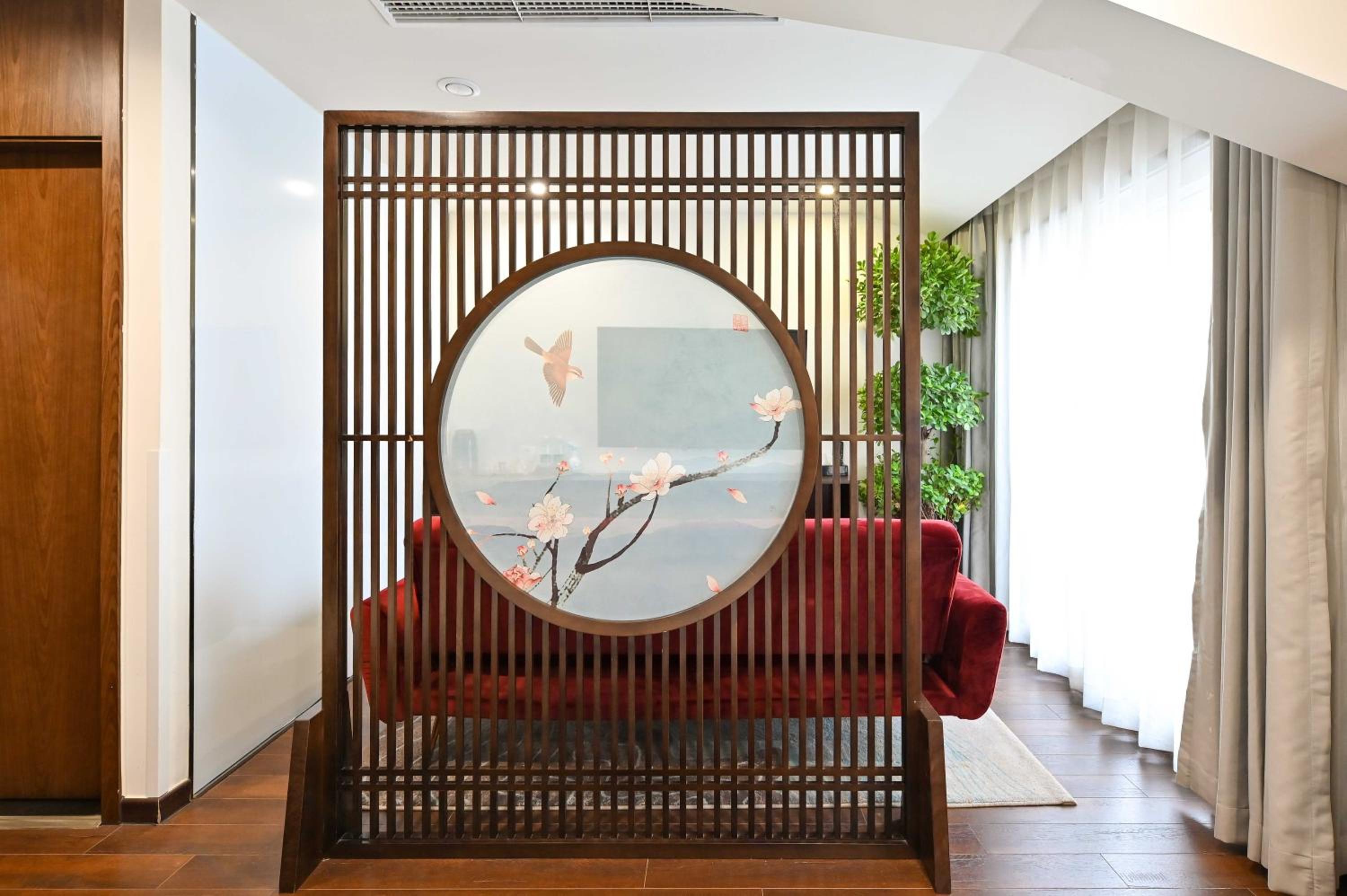 Sunshine Balcony Family Room - Photo 3