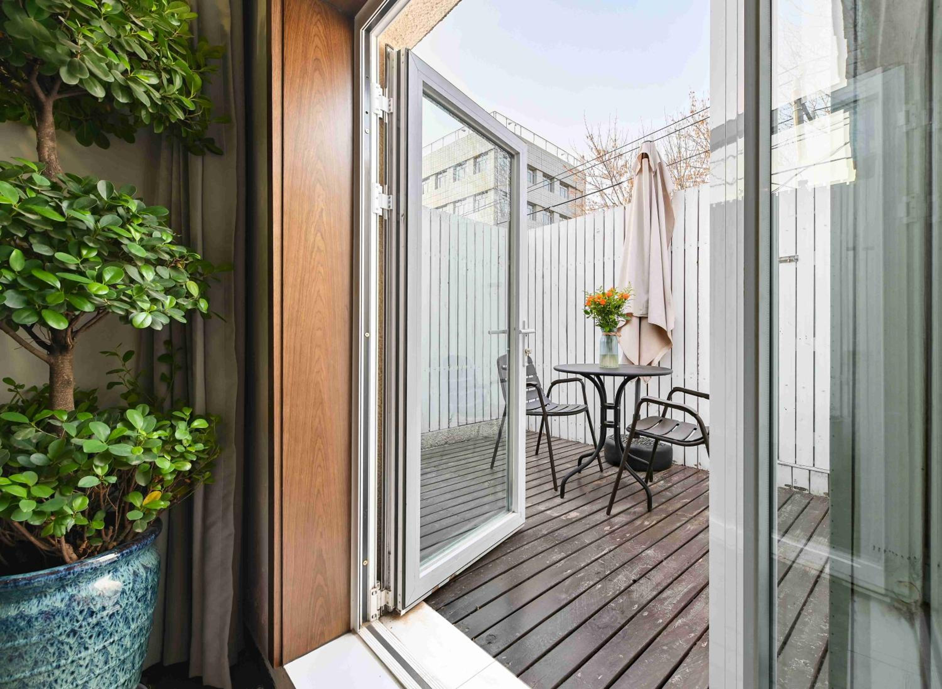 Sunshine Balcony Family Room - Photo 4