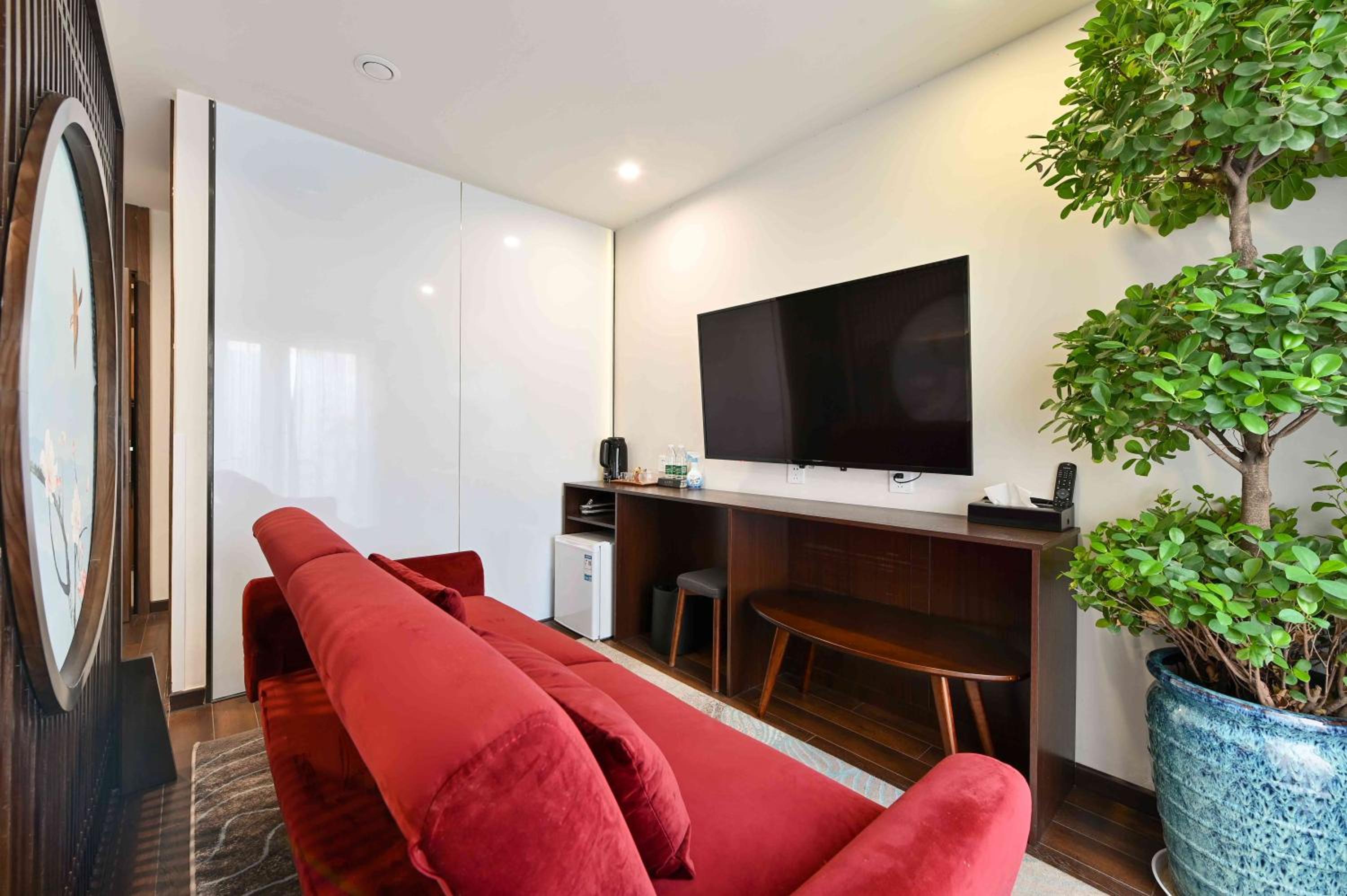Sunshine Balcony Family Room - Photo 5