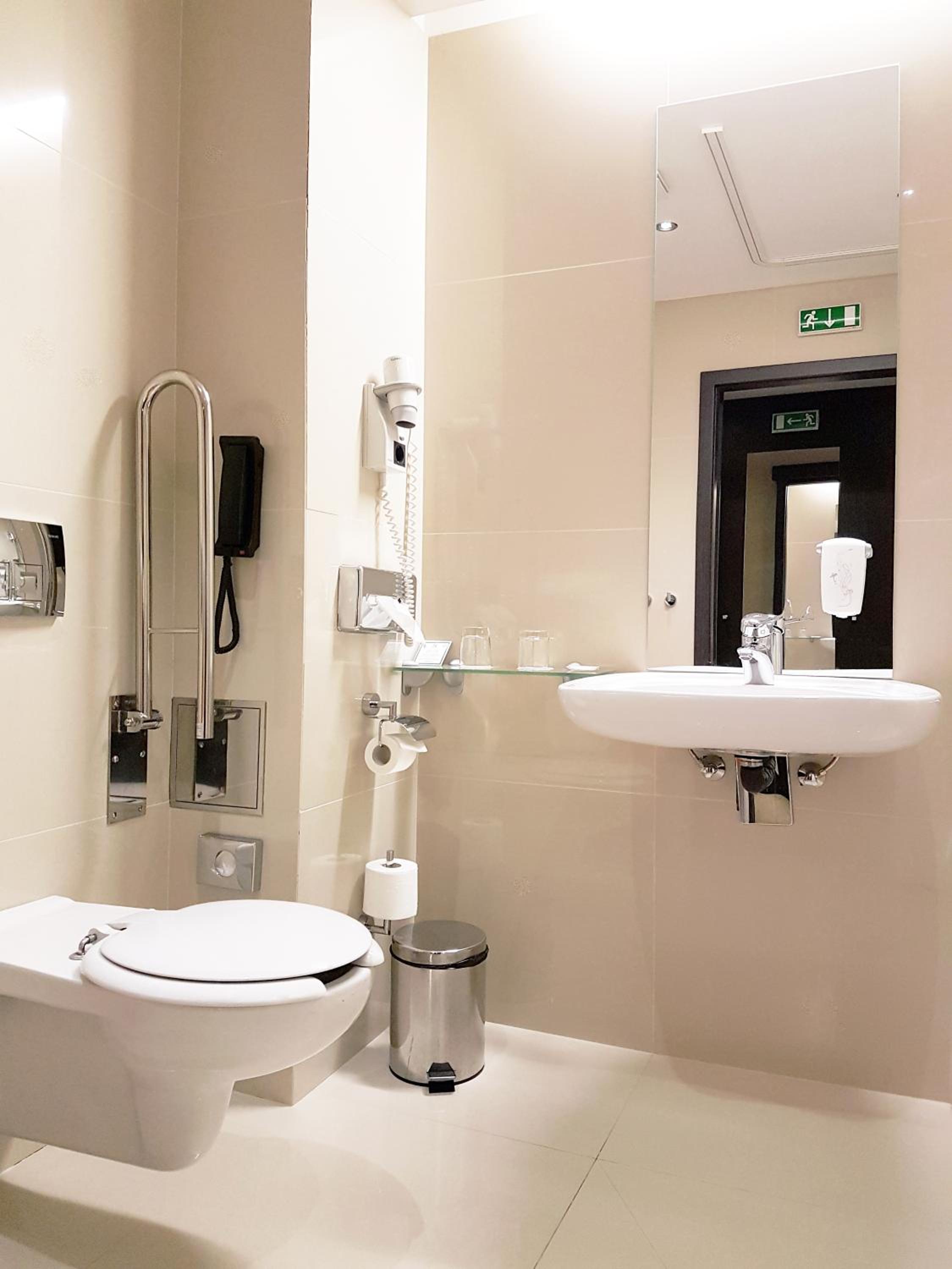 Standard King Room - Disability Access - Photo 2