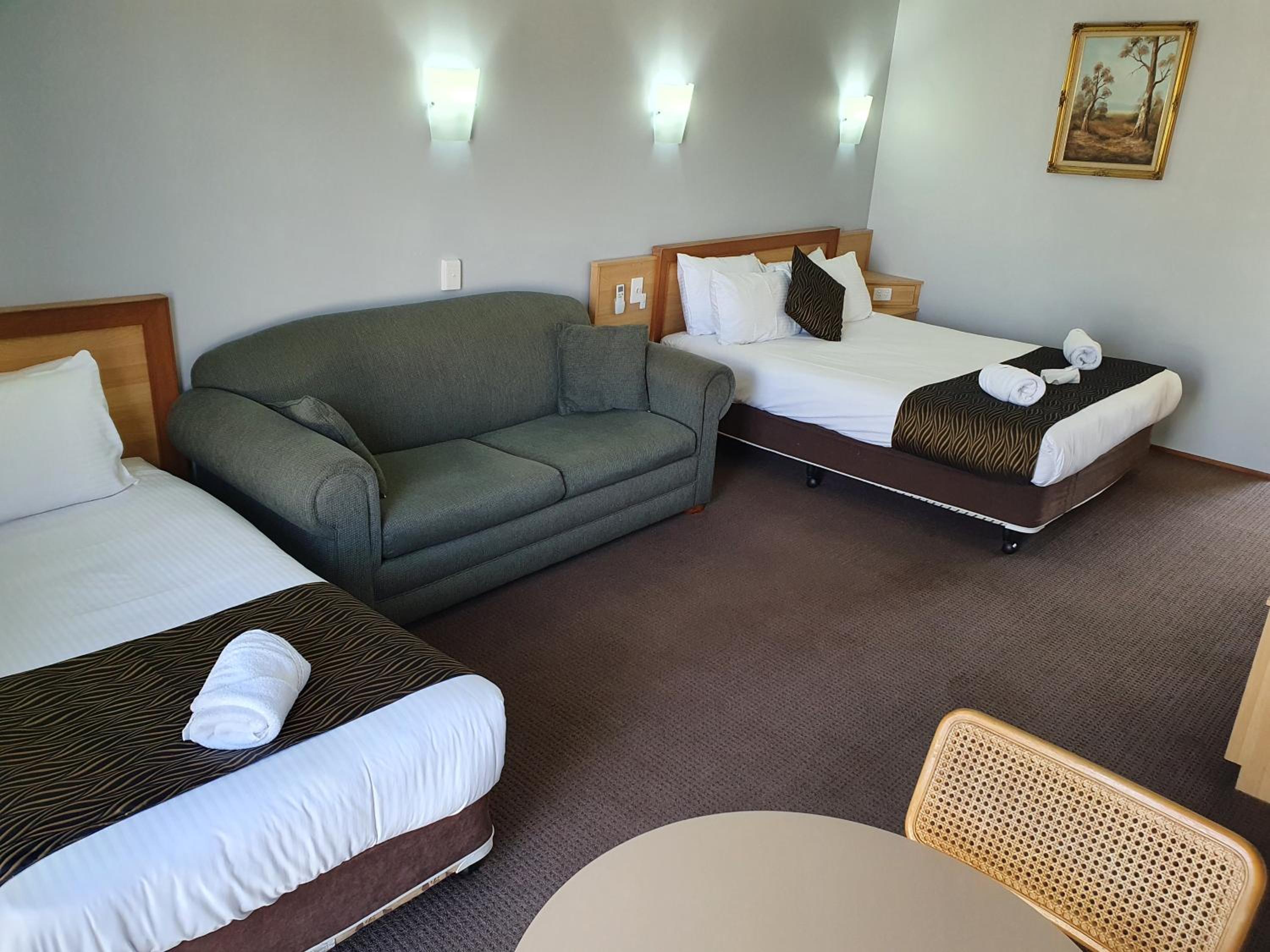 Queen Suite with Sofa Bed photo 3