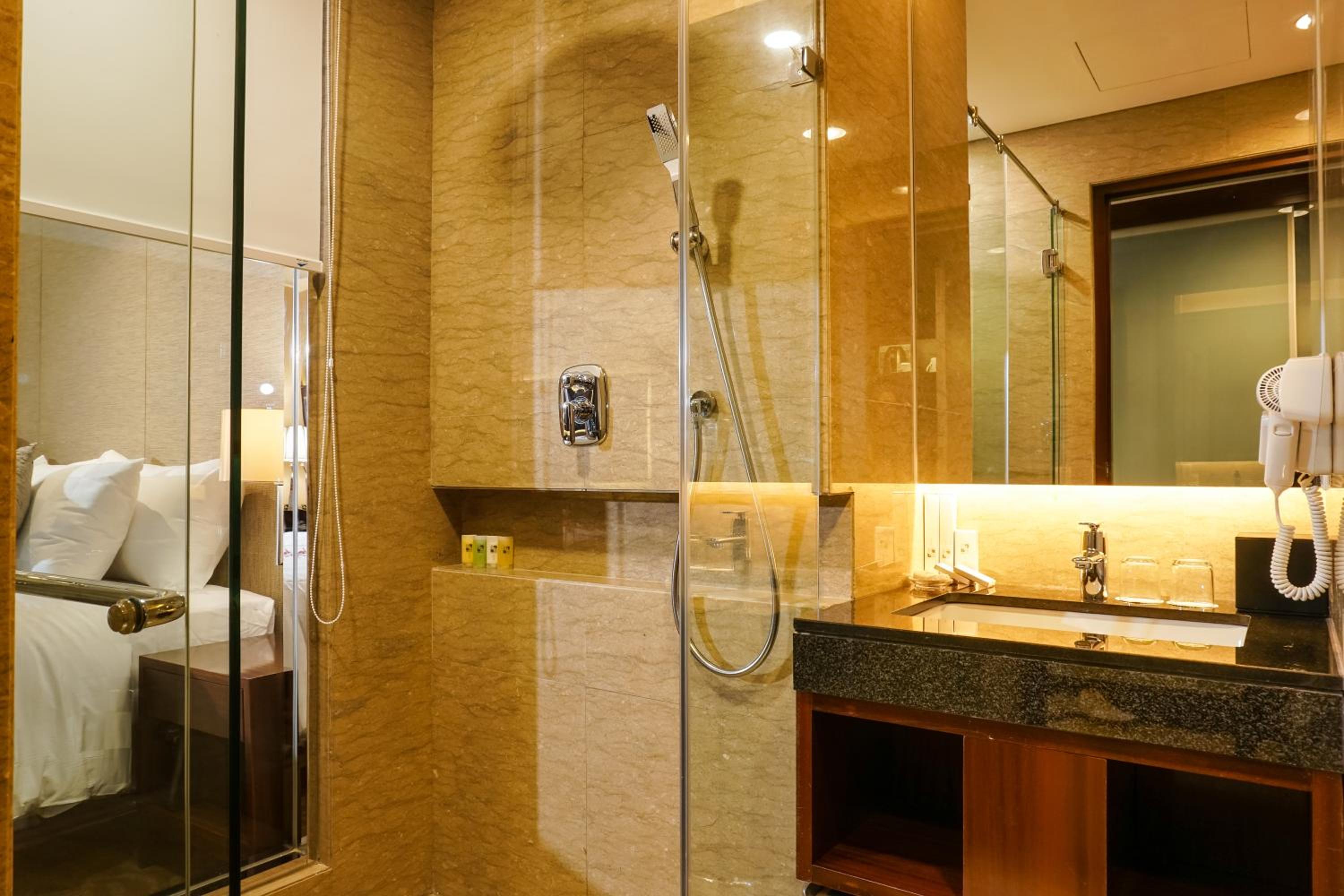 Deluxe Queen Room - Photo 3