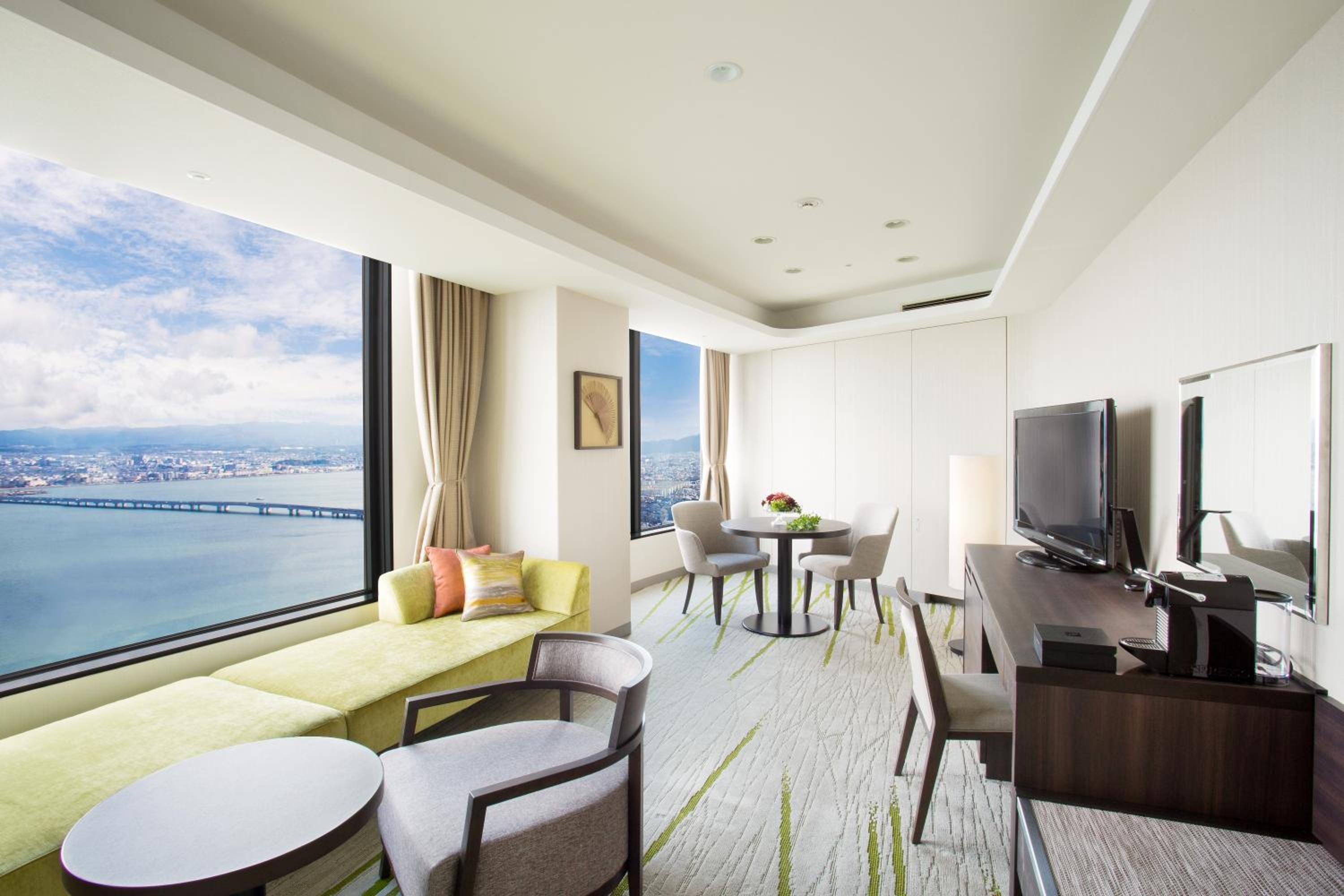 Executive Suite Room 33F 35F with Pool Access