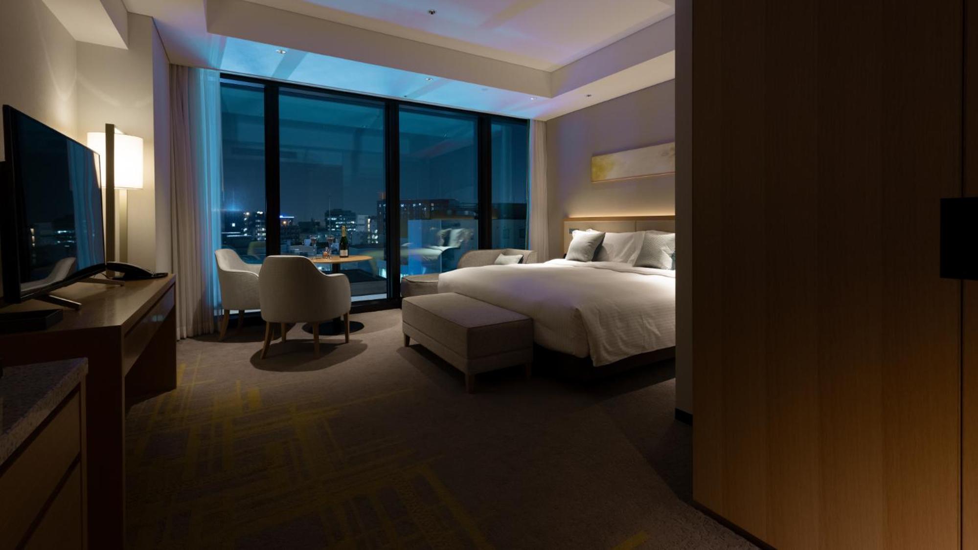 Deluxe King Room - Non-Smoking	 - Photo 11