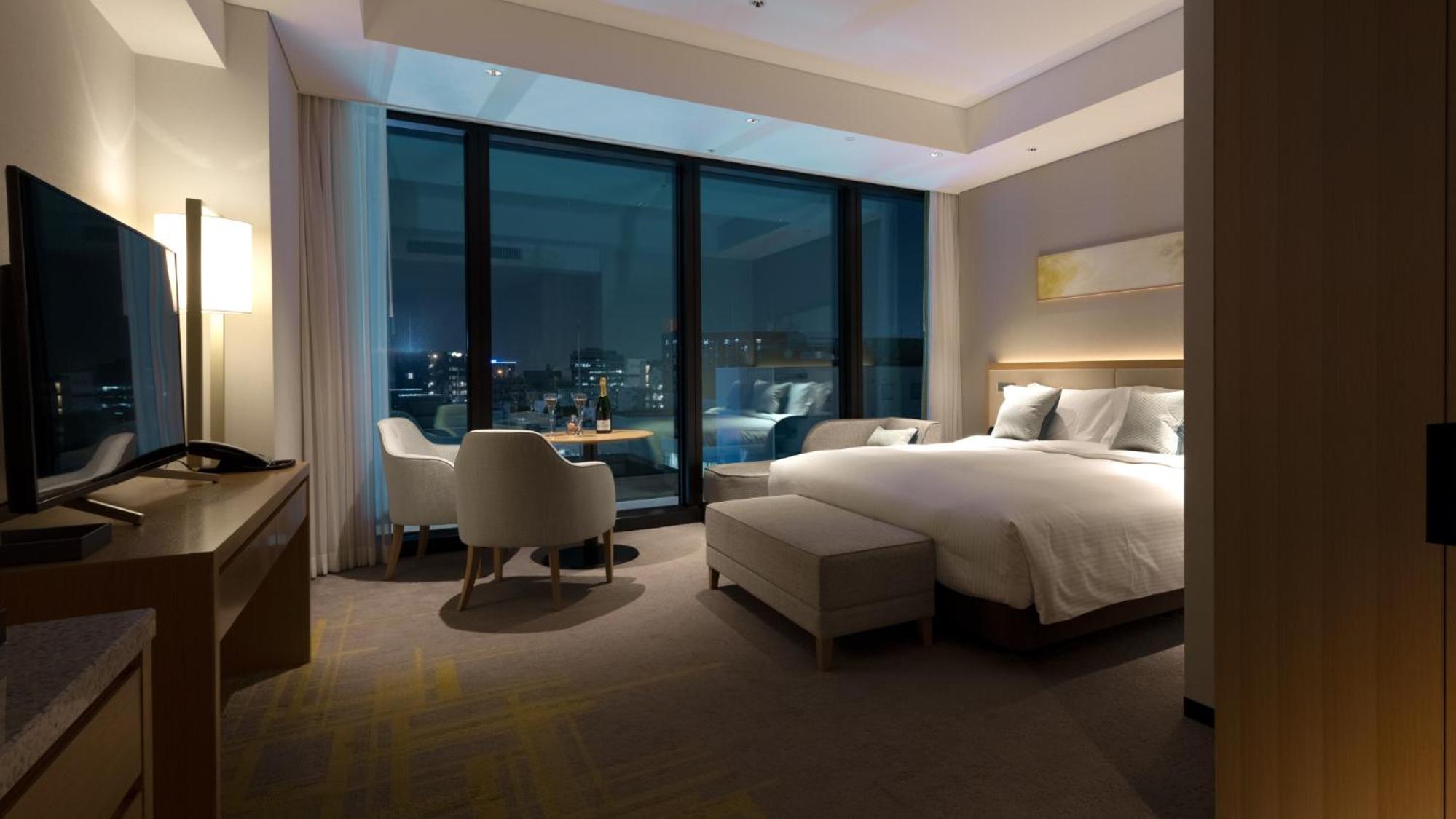 Deluxe King Room - Non-Smoking	 - Photo 15