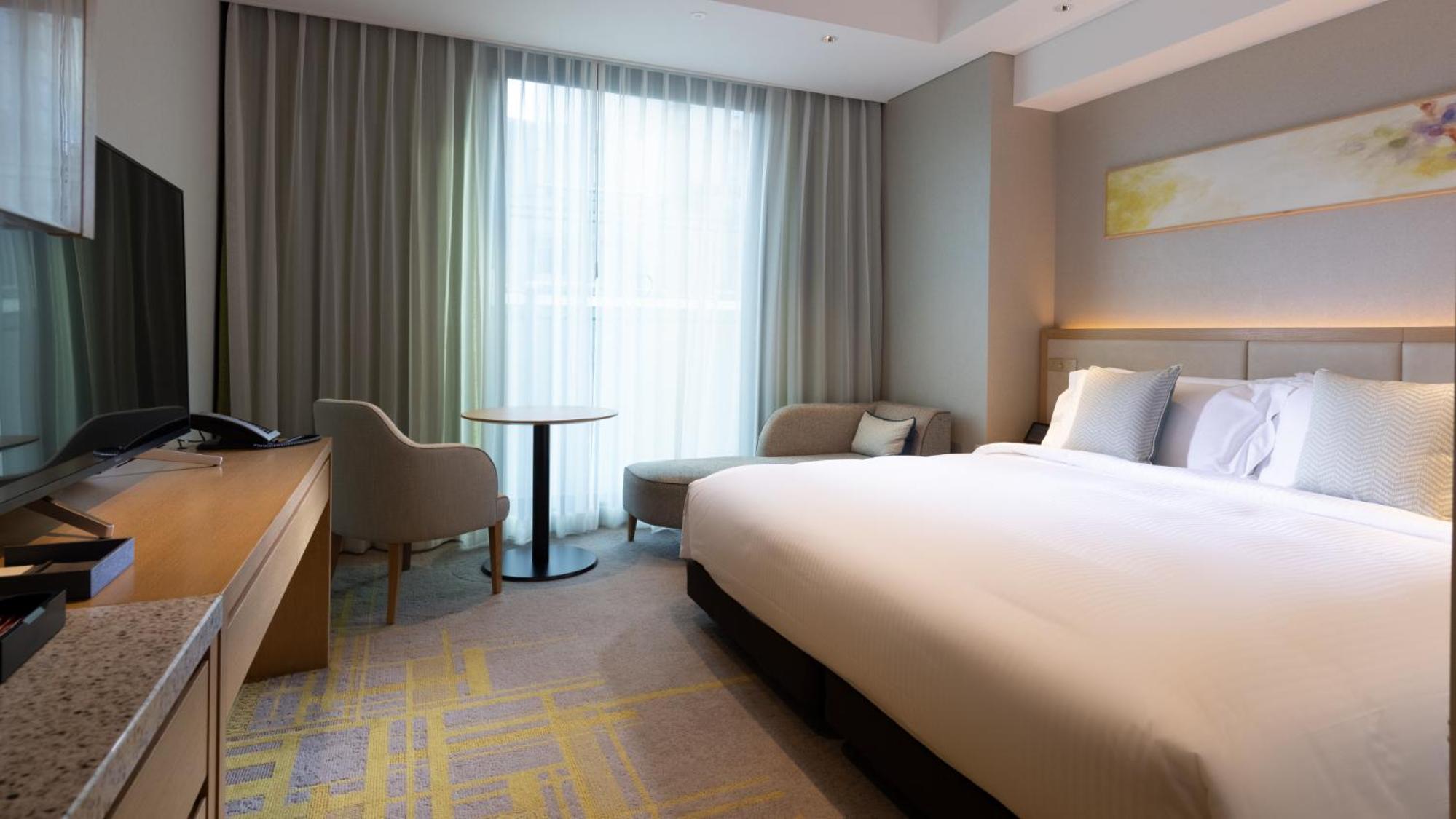 Superior King Room - Non-Smoking	 - Photo 9