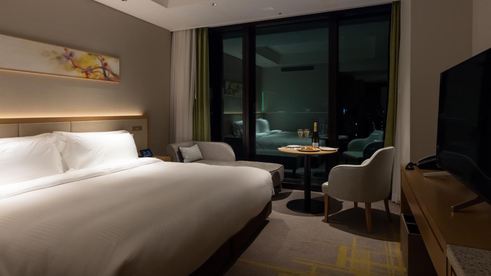 Superior King Room - Non-Smoking	 - Photo 7