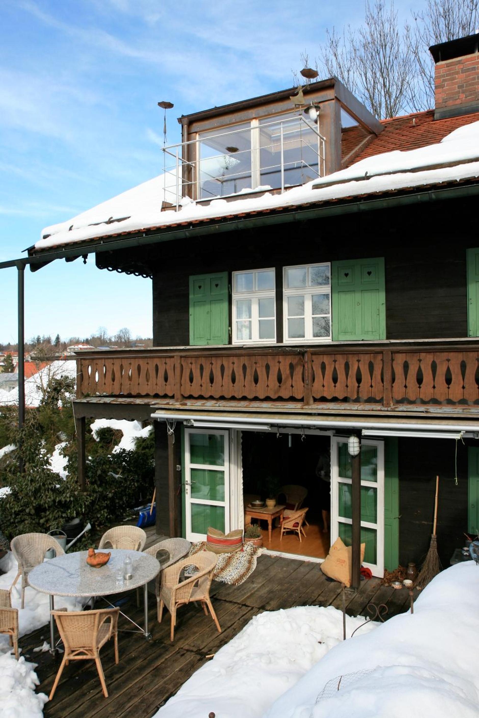 Six-Bedroom House photo 3