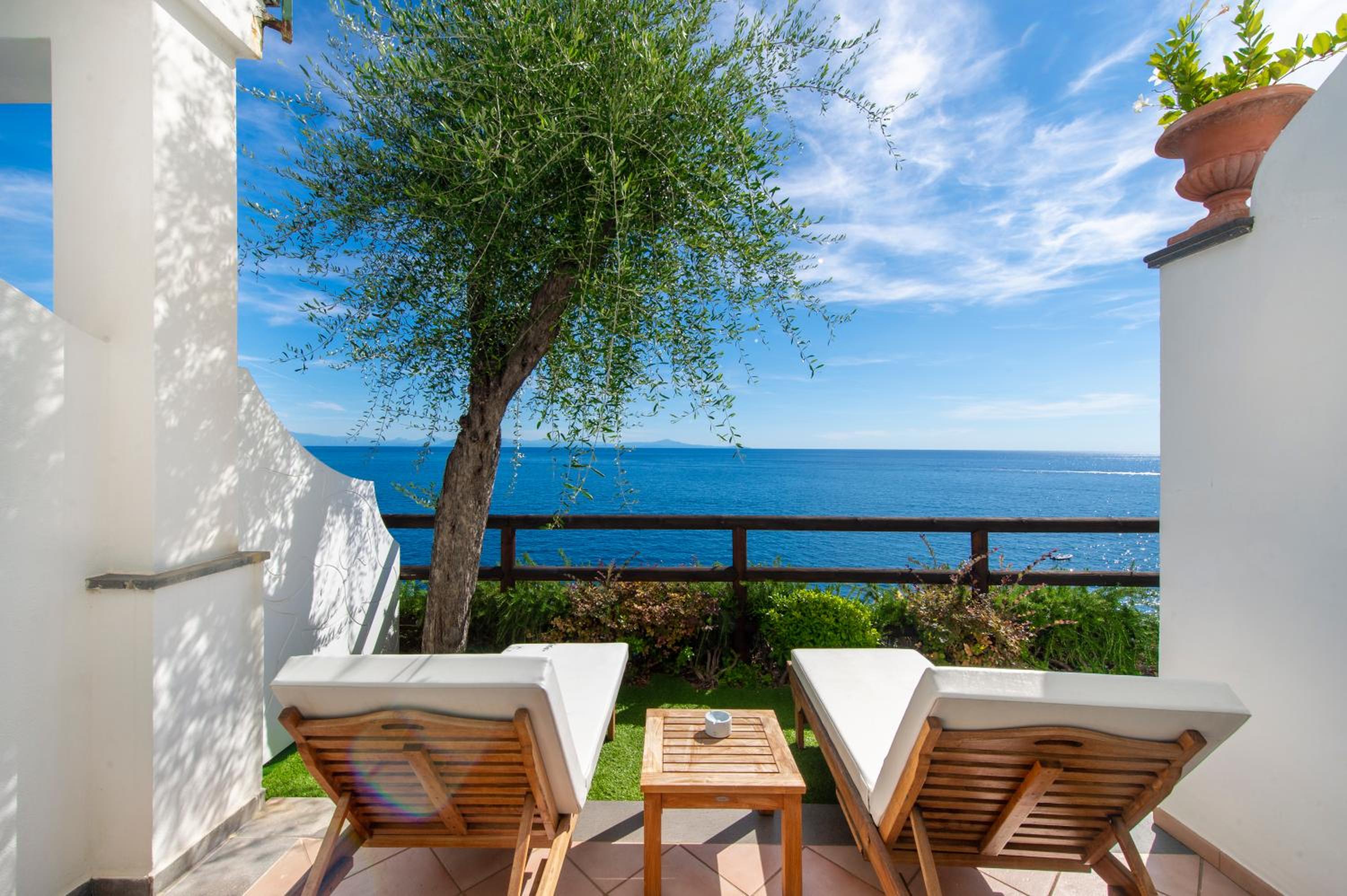 Deluxe Double Room with Terrace and Sea View - Photo 11