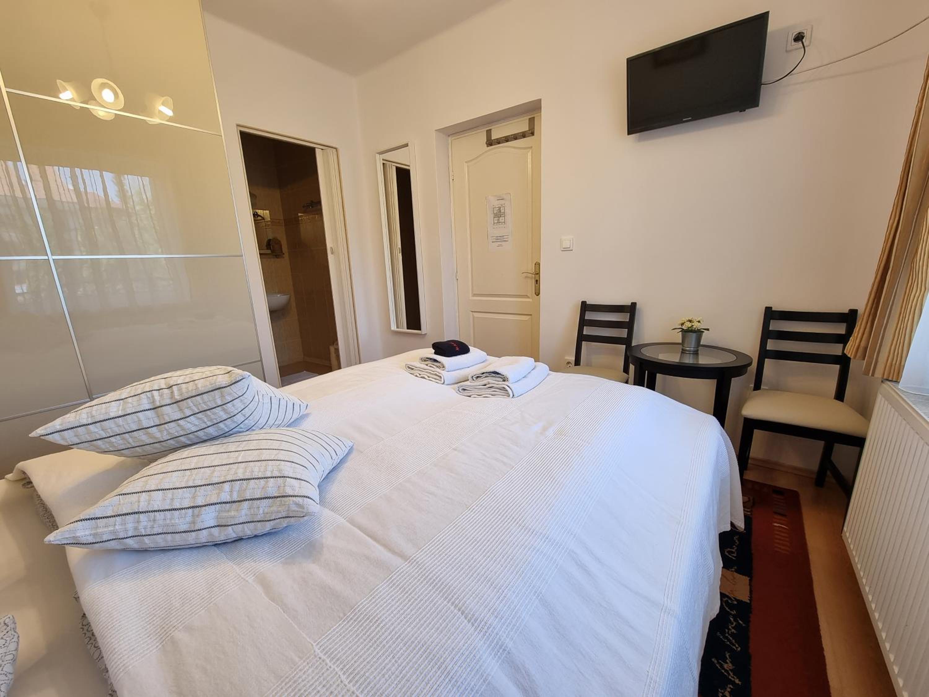 Economy Double Room photo 3