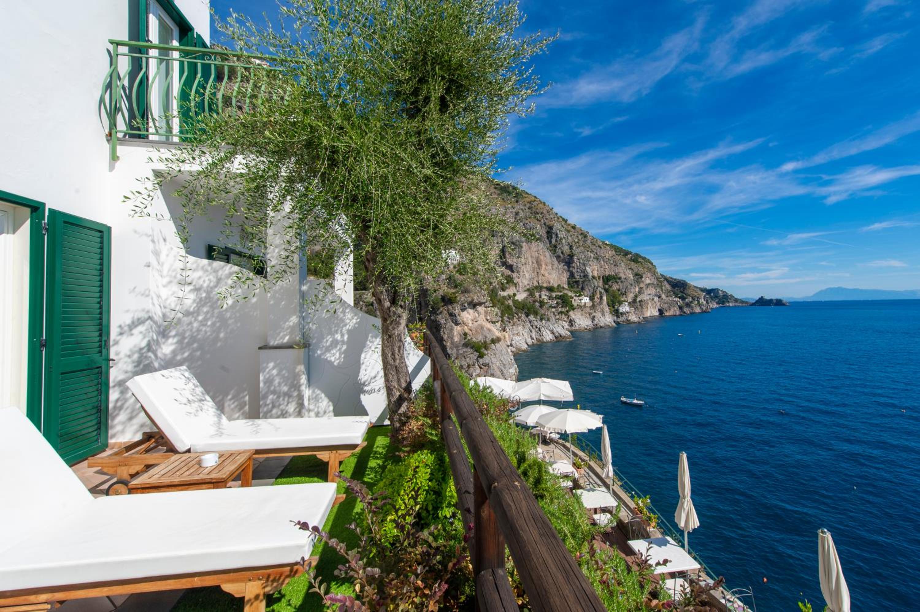 Deluxe Double Room with Terrace and Sea View - Photo 12