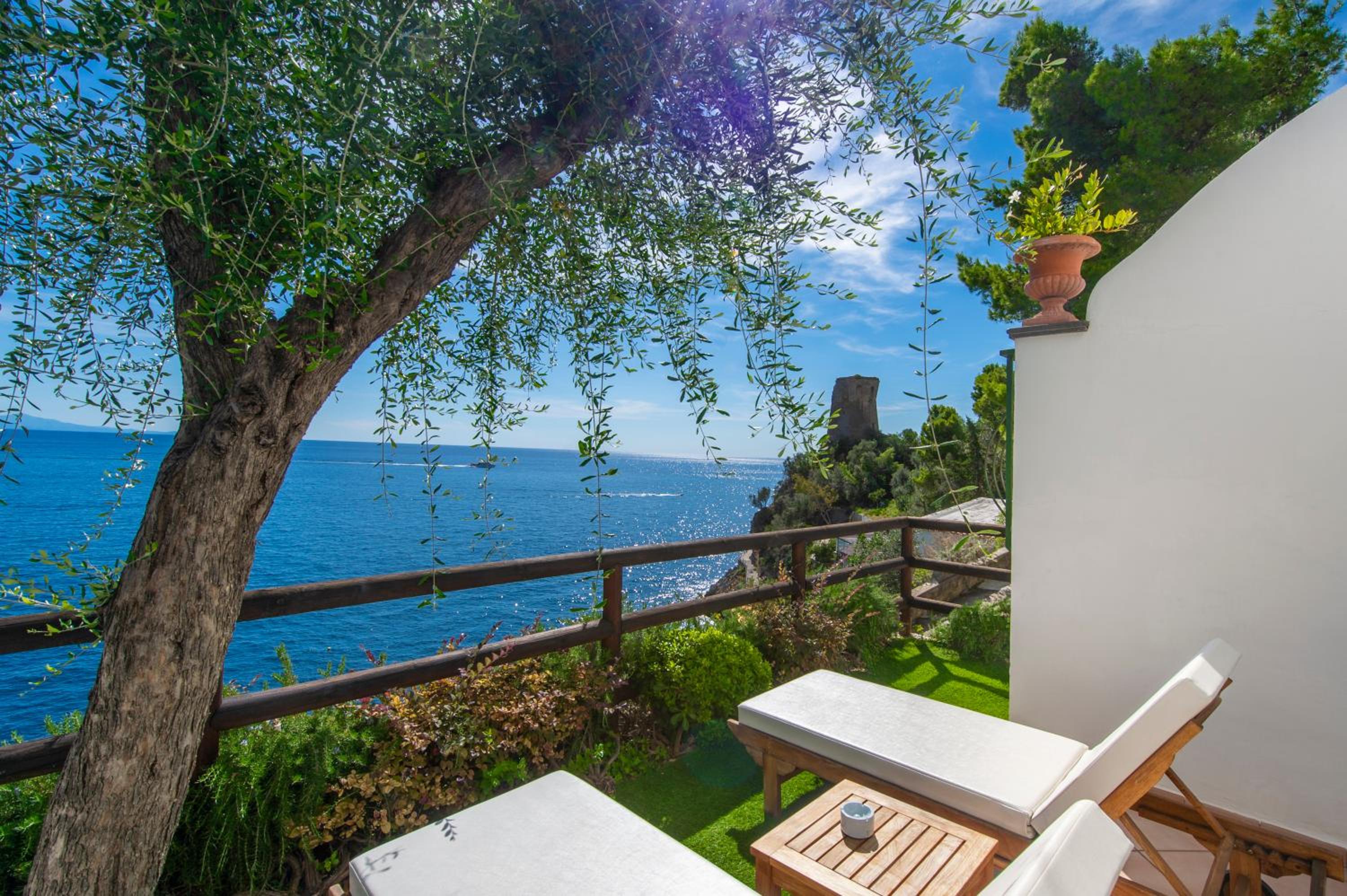 Deluxe Double Room with Terrace and Sea View - Photo 13