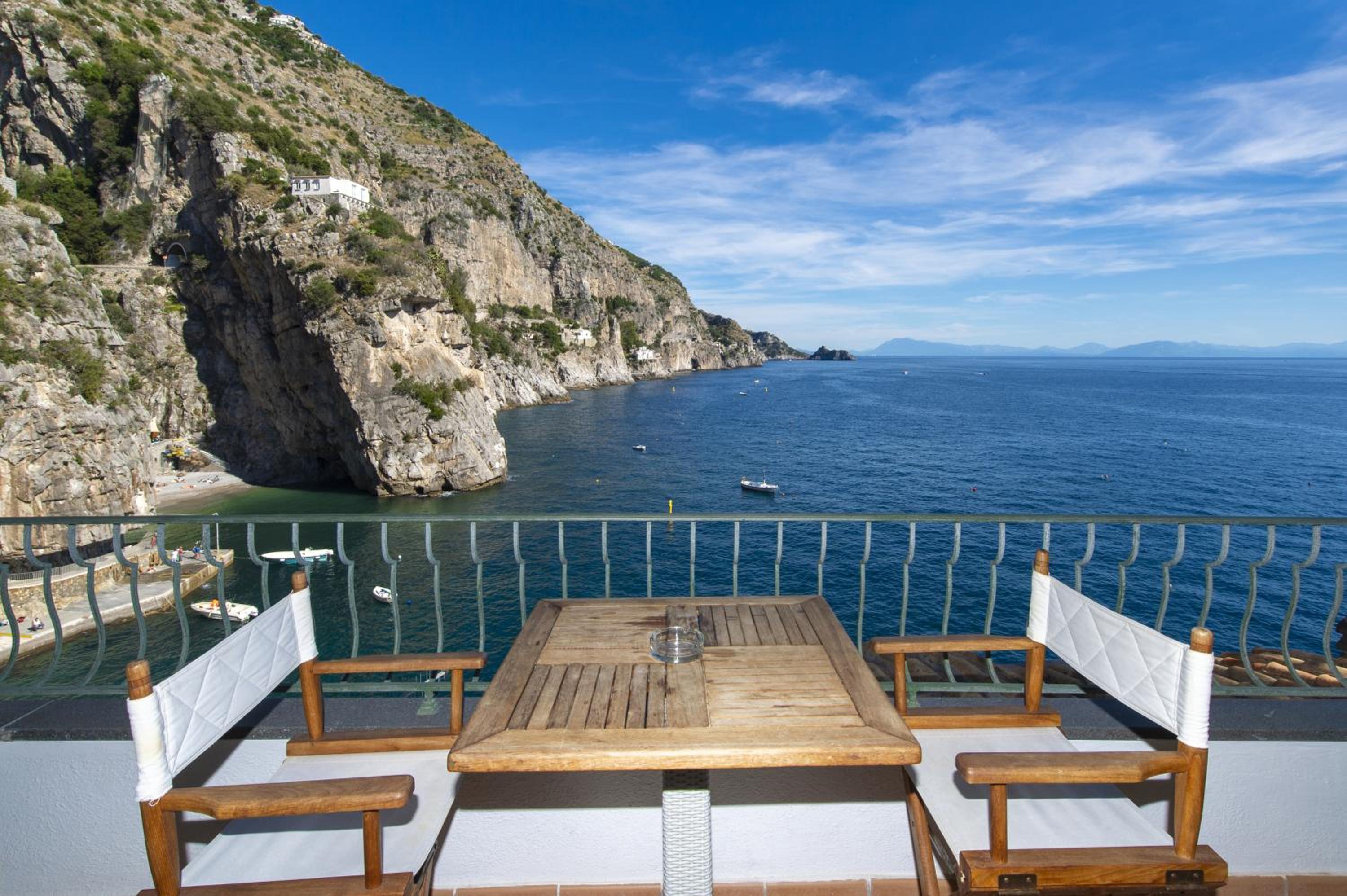 Deluxe Double Room with Balcony and Sea View - Photo 9