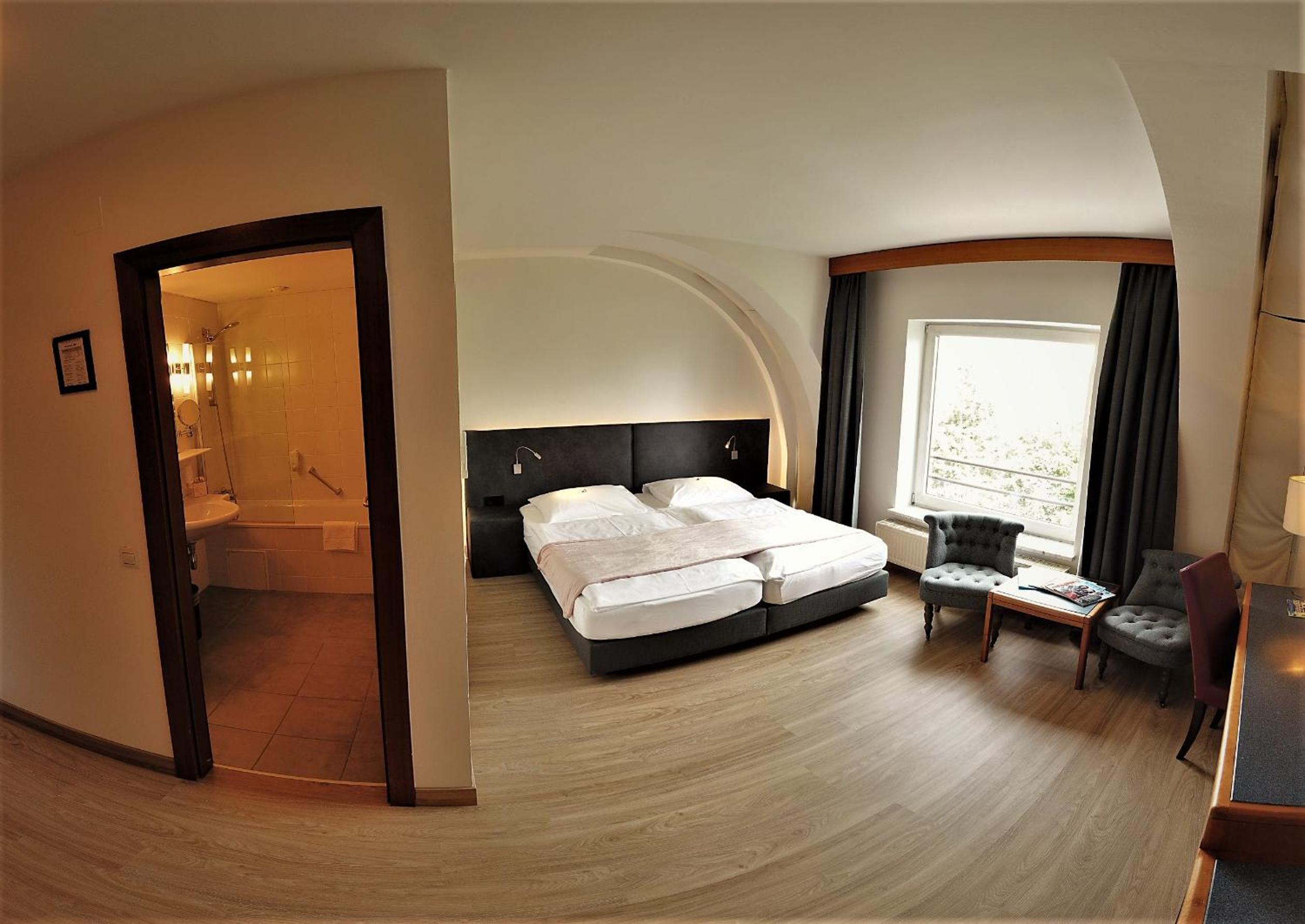 Standard Double Room - Photo 11