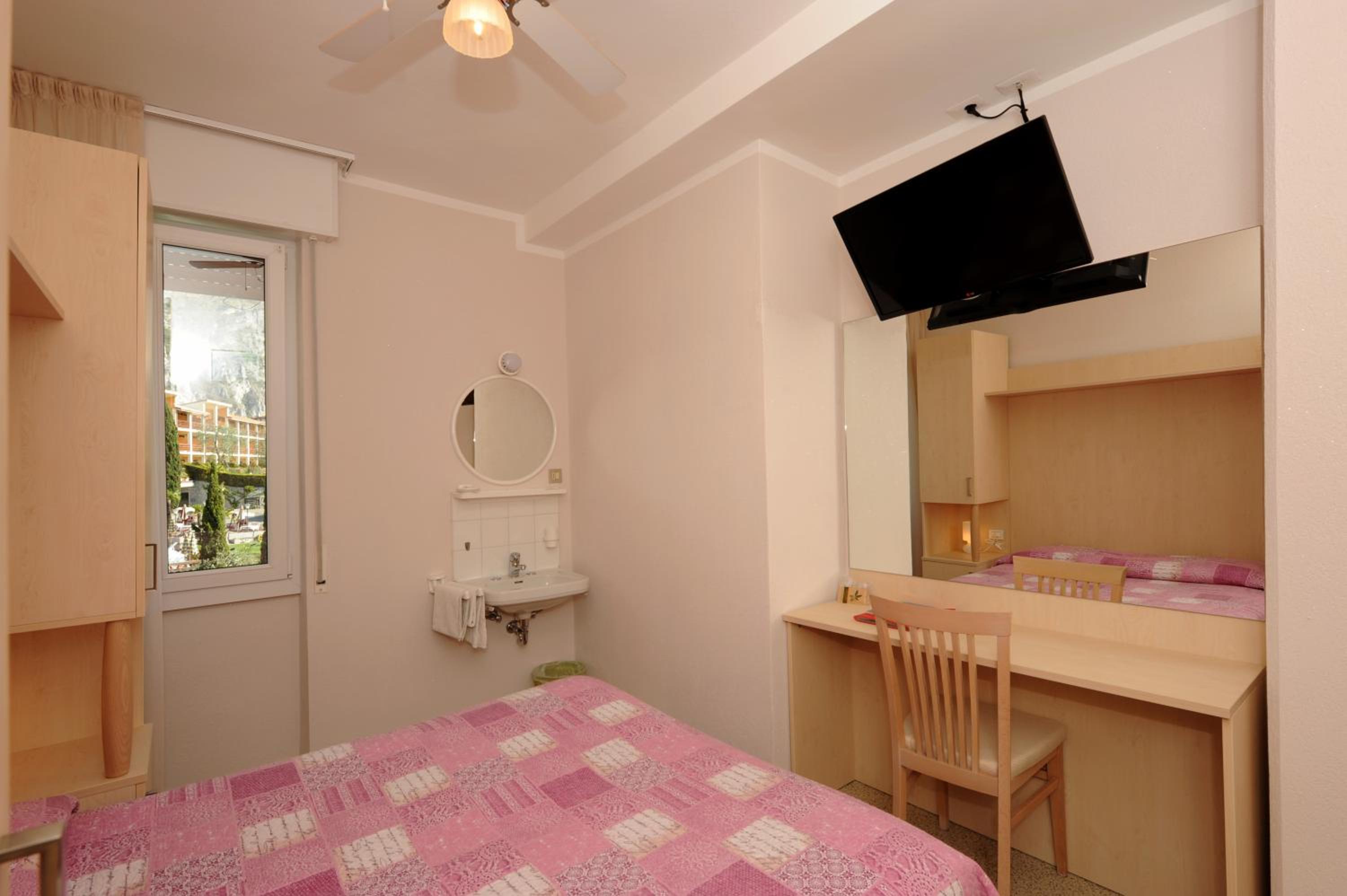 Economy Single Room with Private External Bathroom photo 2