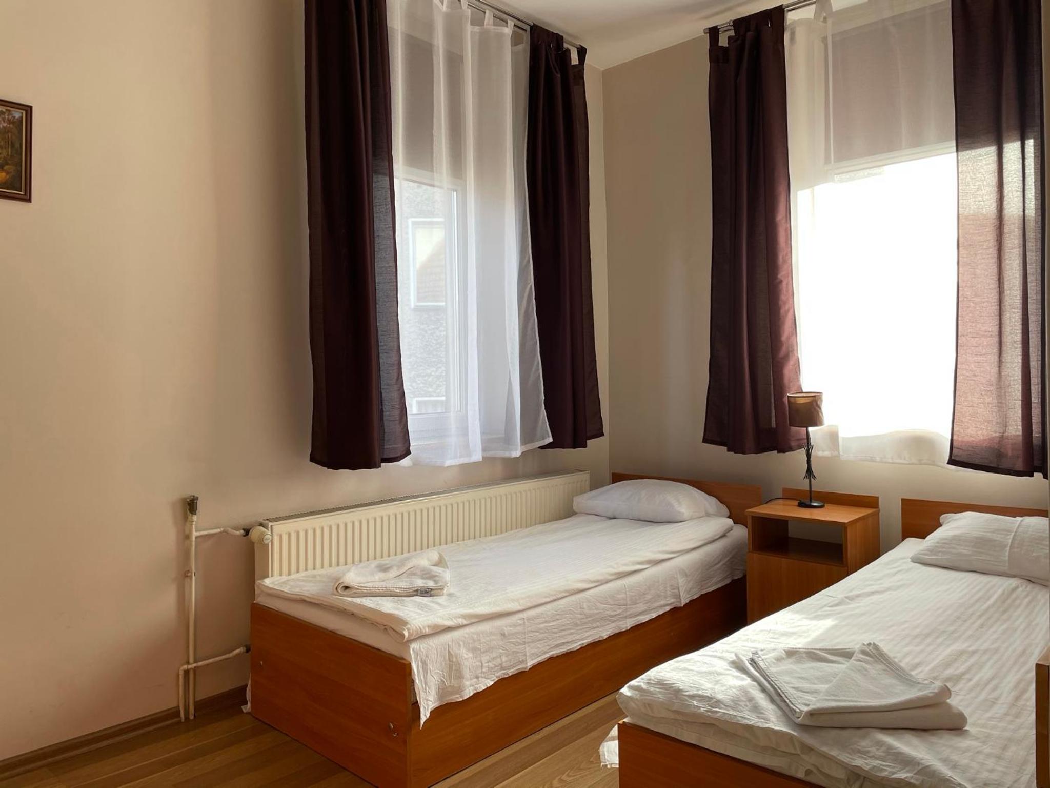 Economy Twin Room - Photo 5