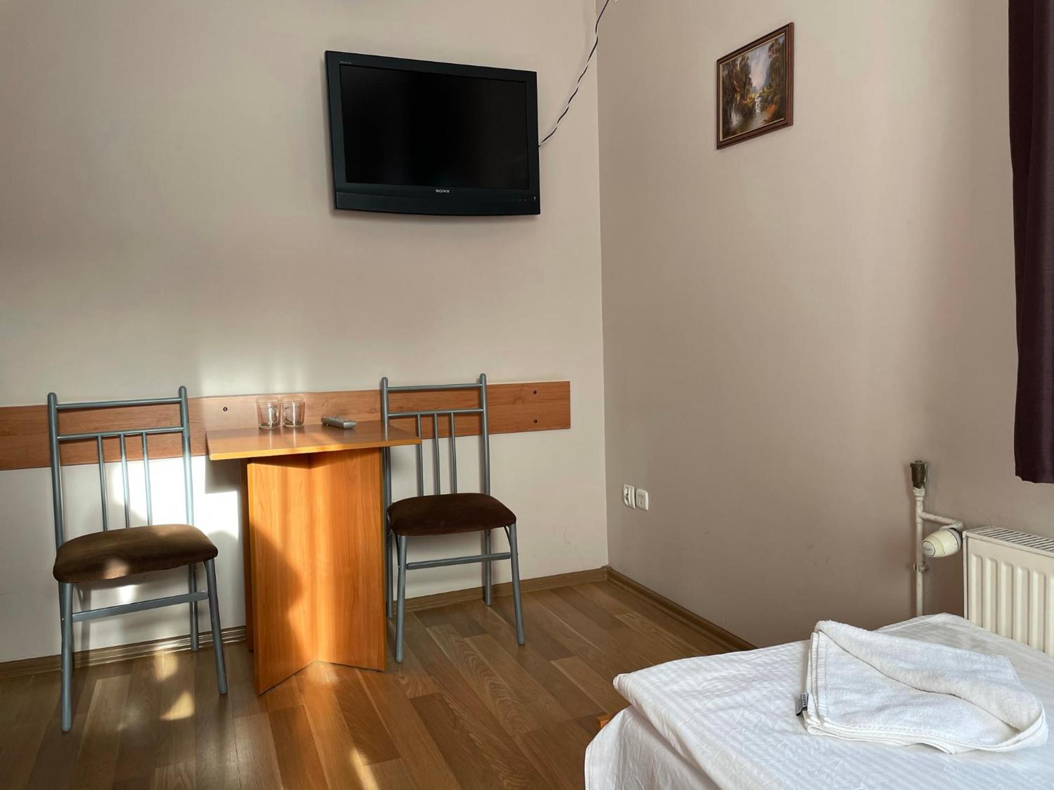 Economy Twin Room - Photo 4
