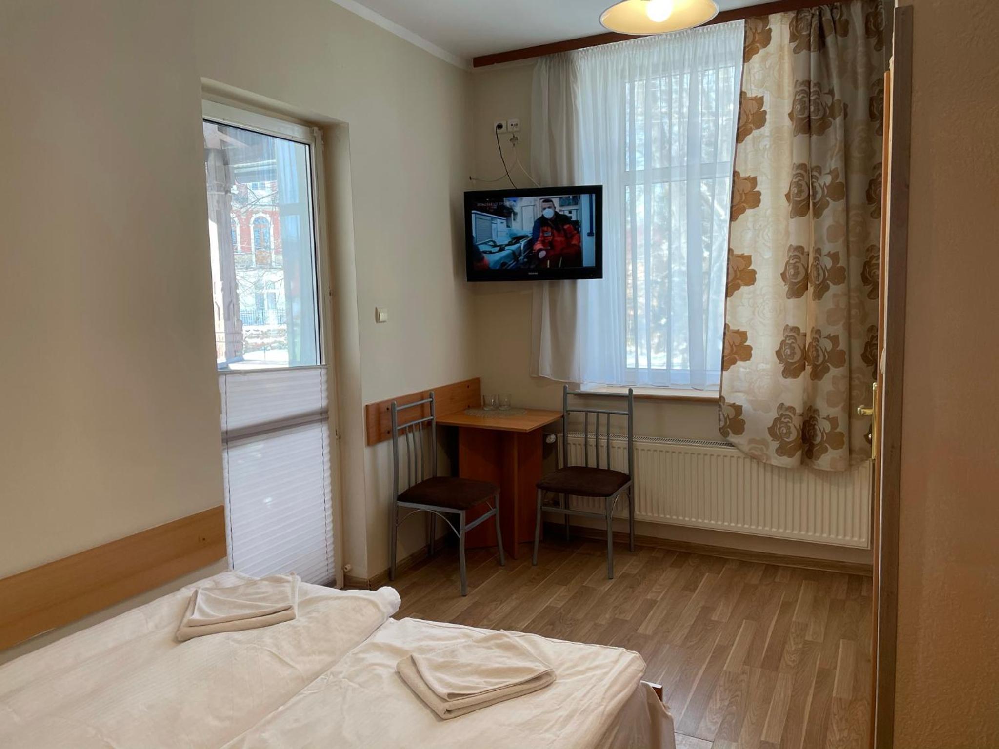 Economy Twin Room - Photo 8