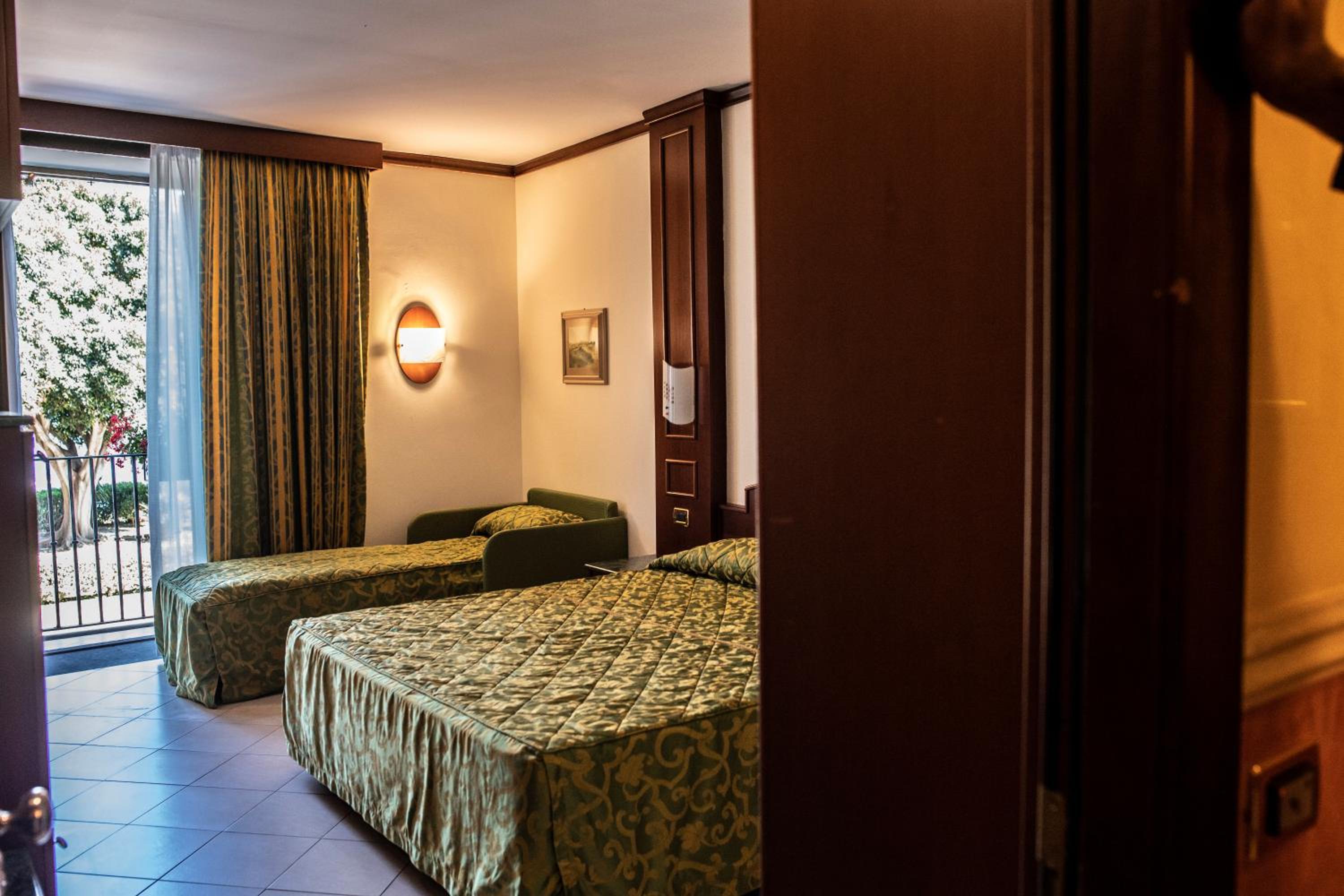 Triple Room with Sea View - Photo 5