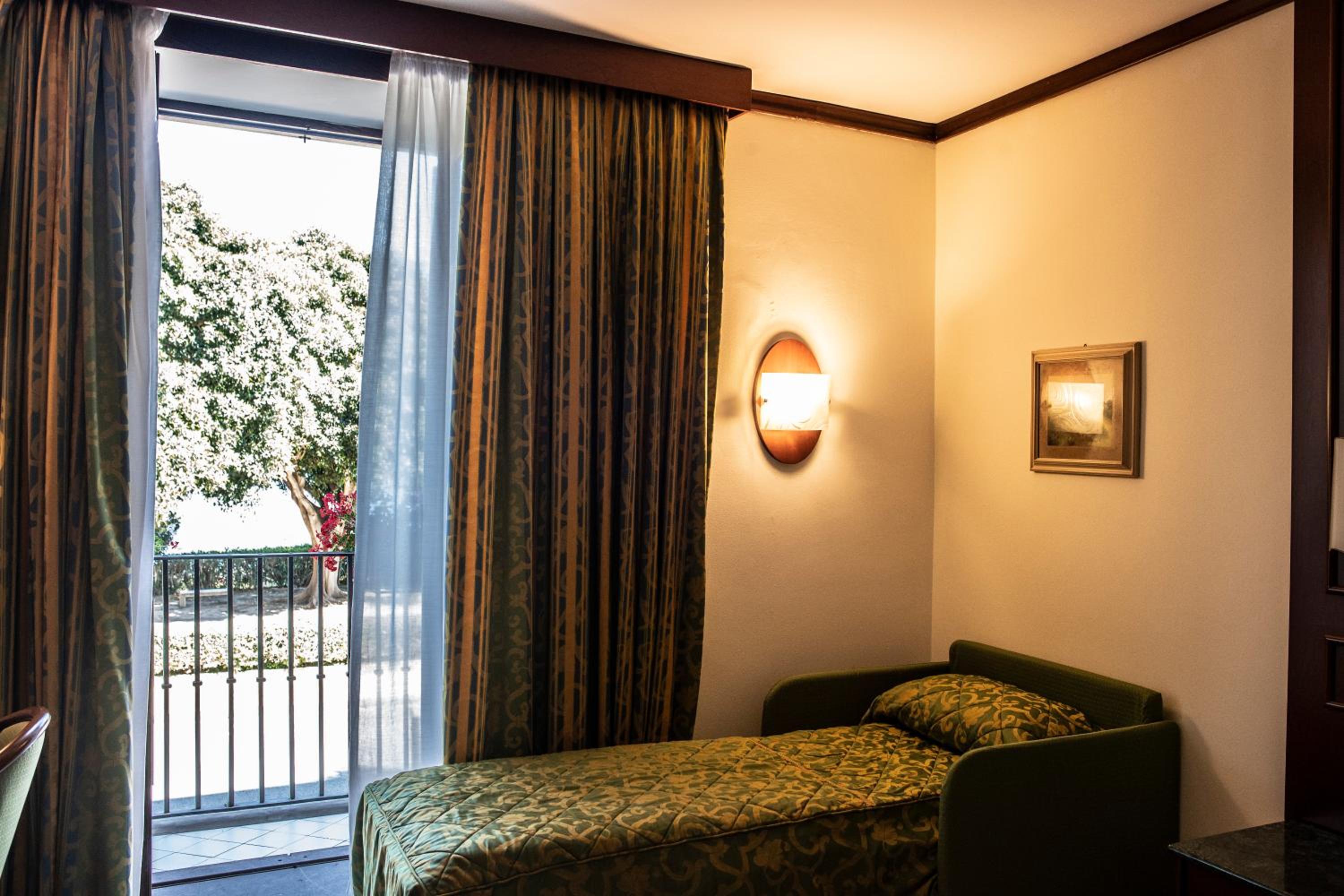 Triple Room with Sea View - Photo 2