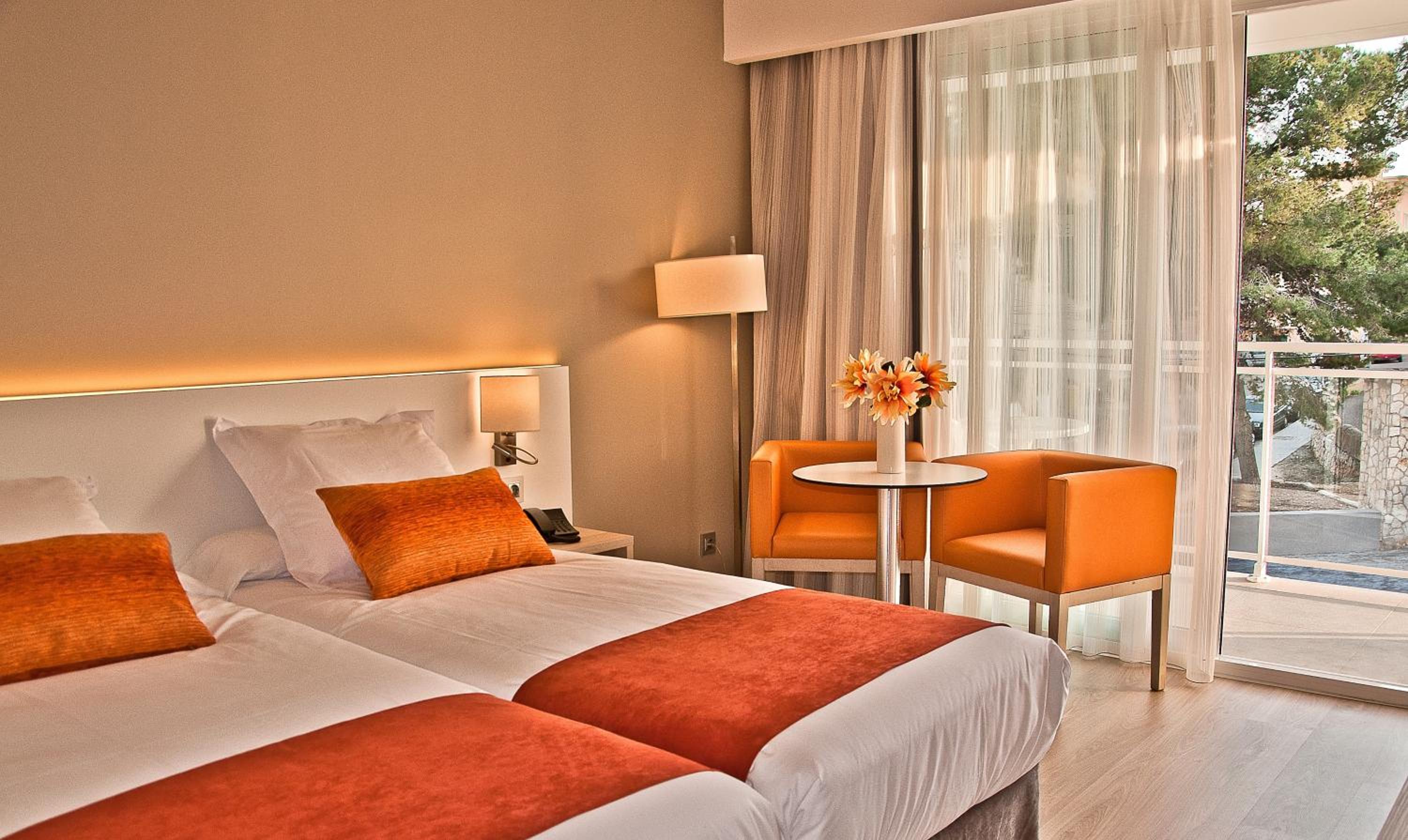 Double or Twin Room with Balcony thumbnail 5