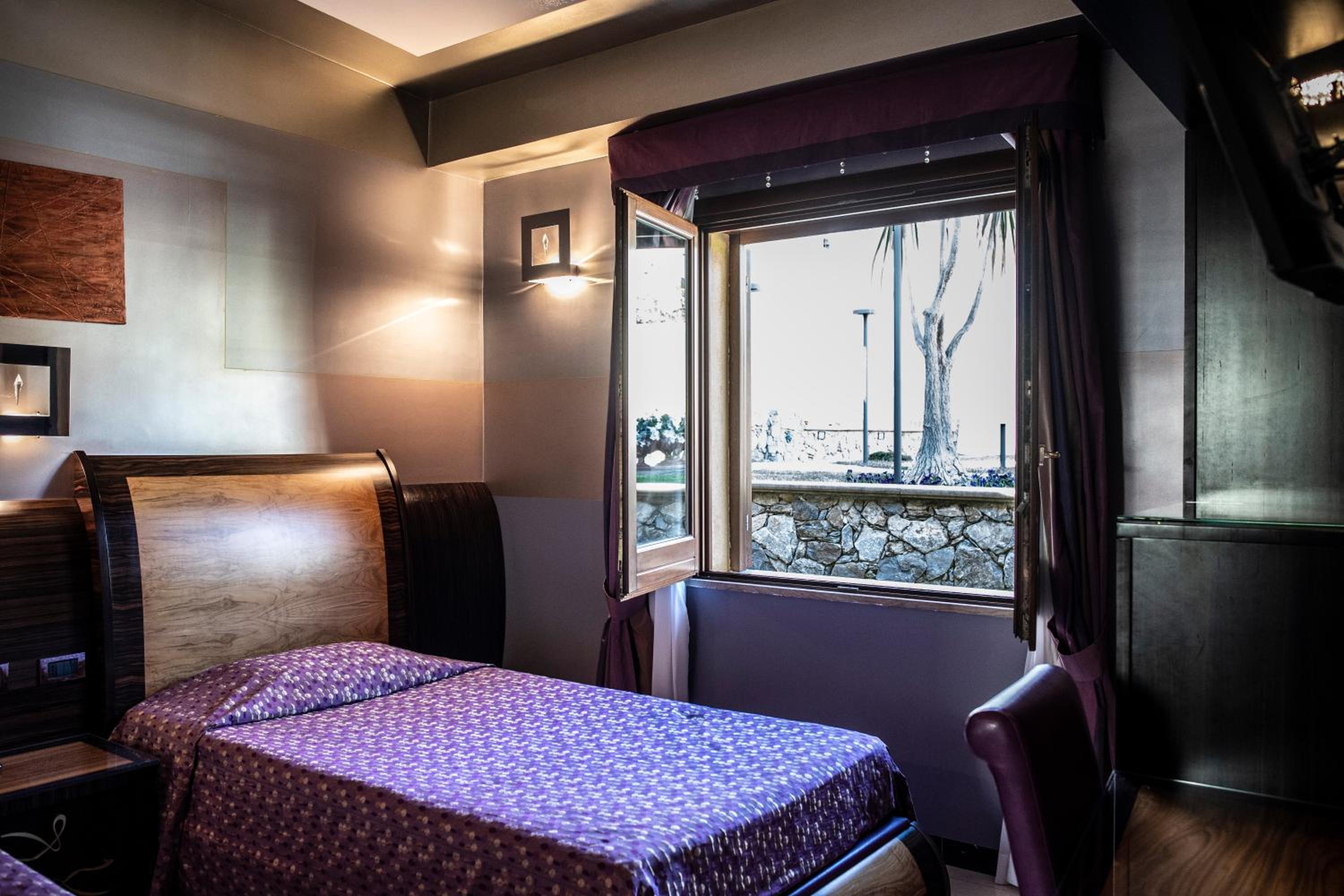 Standard Twin Room with Garden View - Photo 1