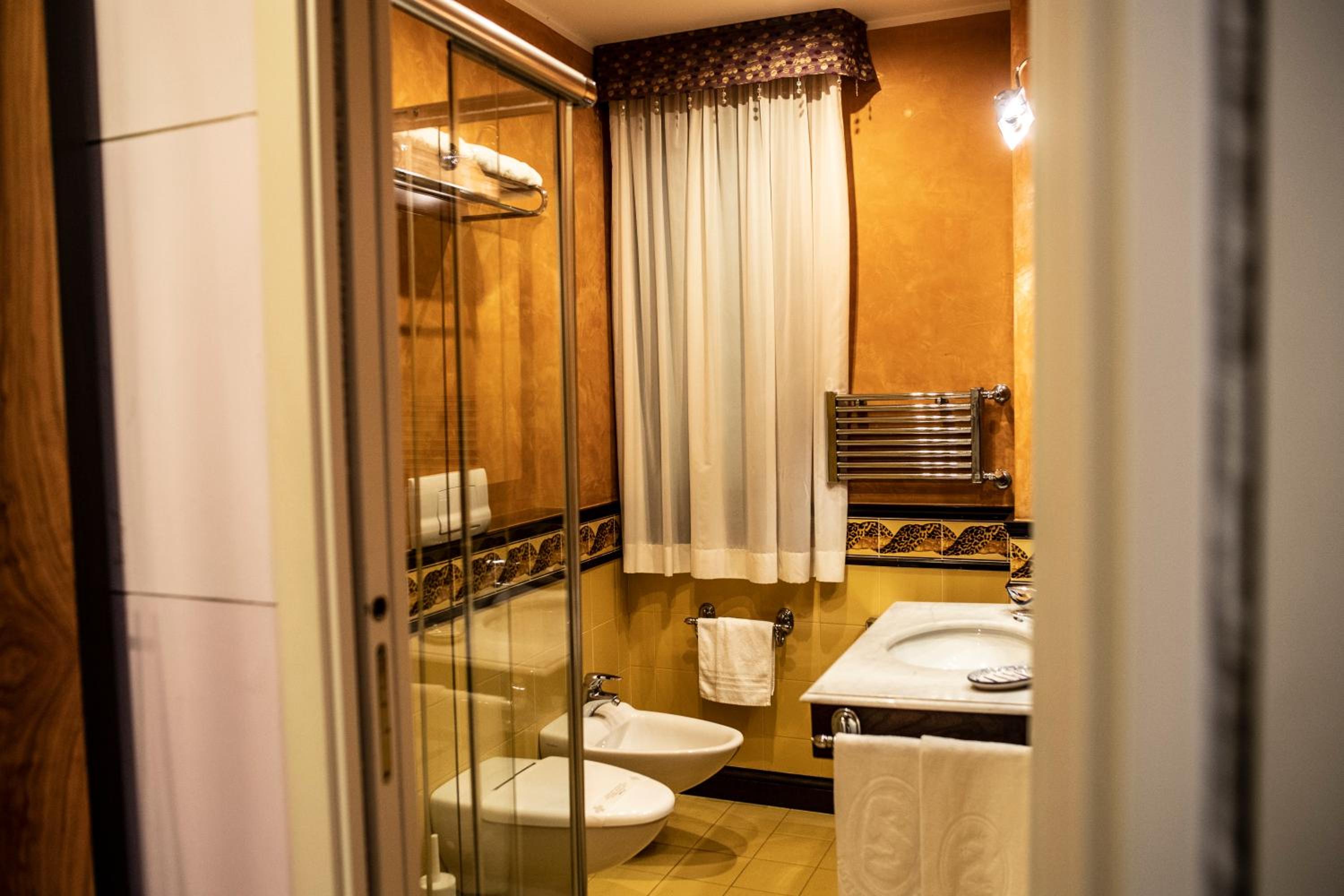 Standard Twin Room with Garden View - Photo 11