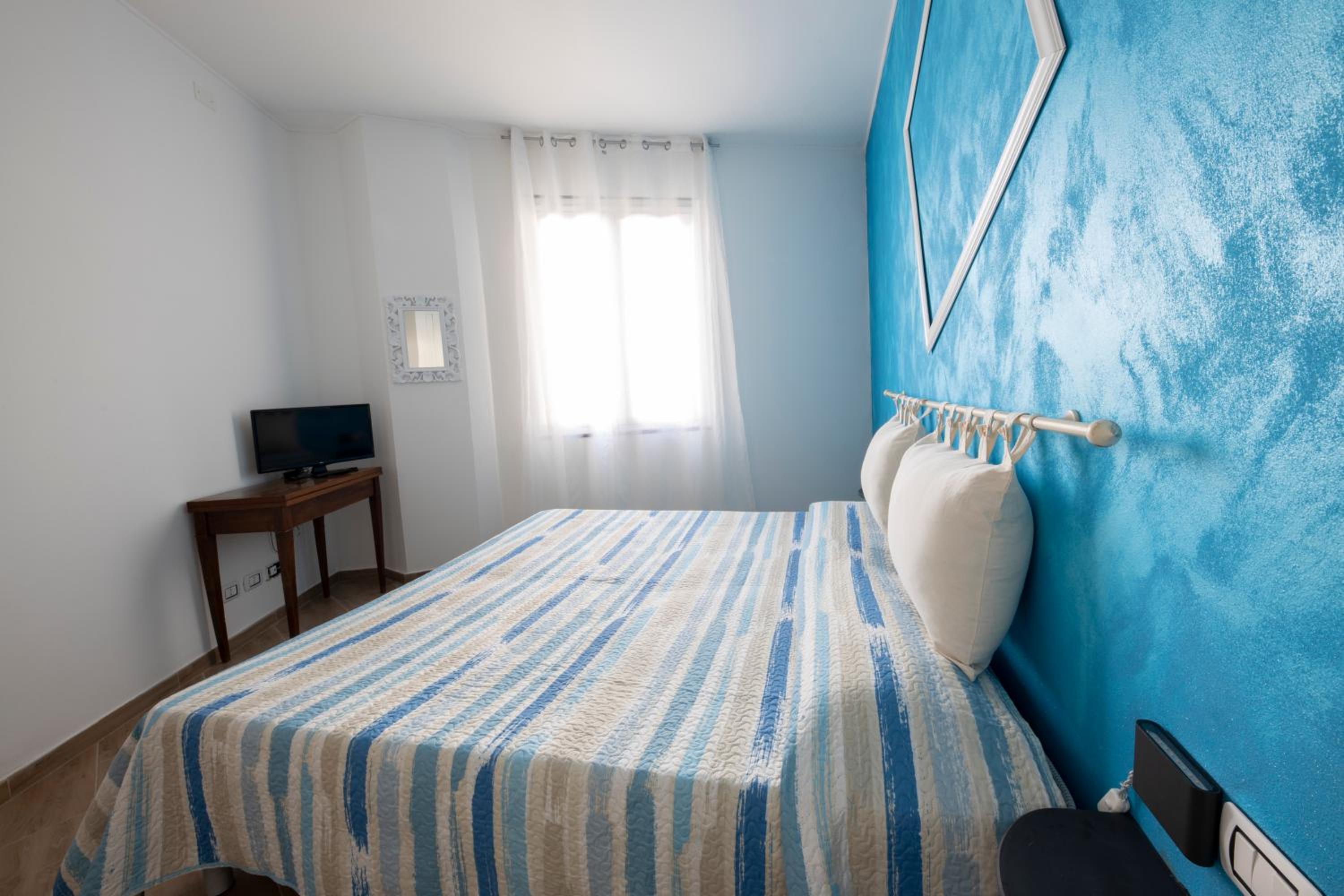 Double Room with Sea View - Photo 3