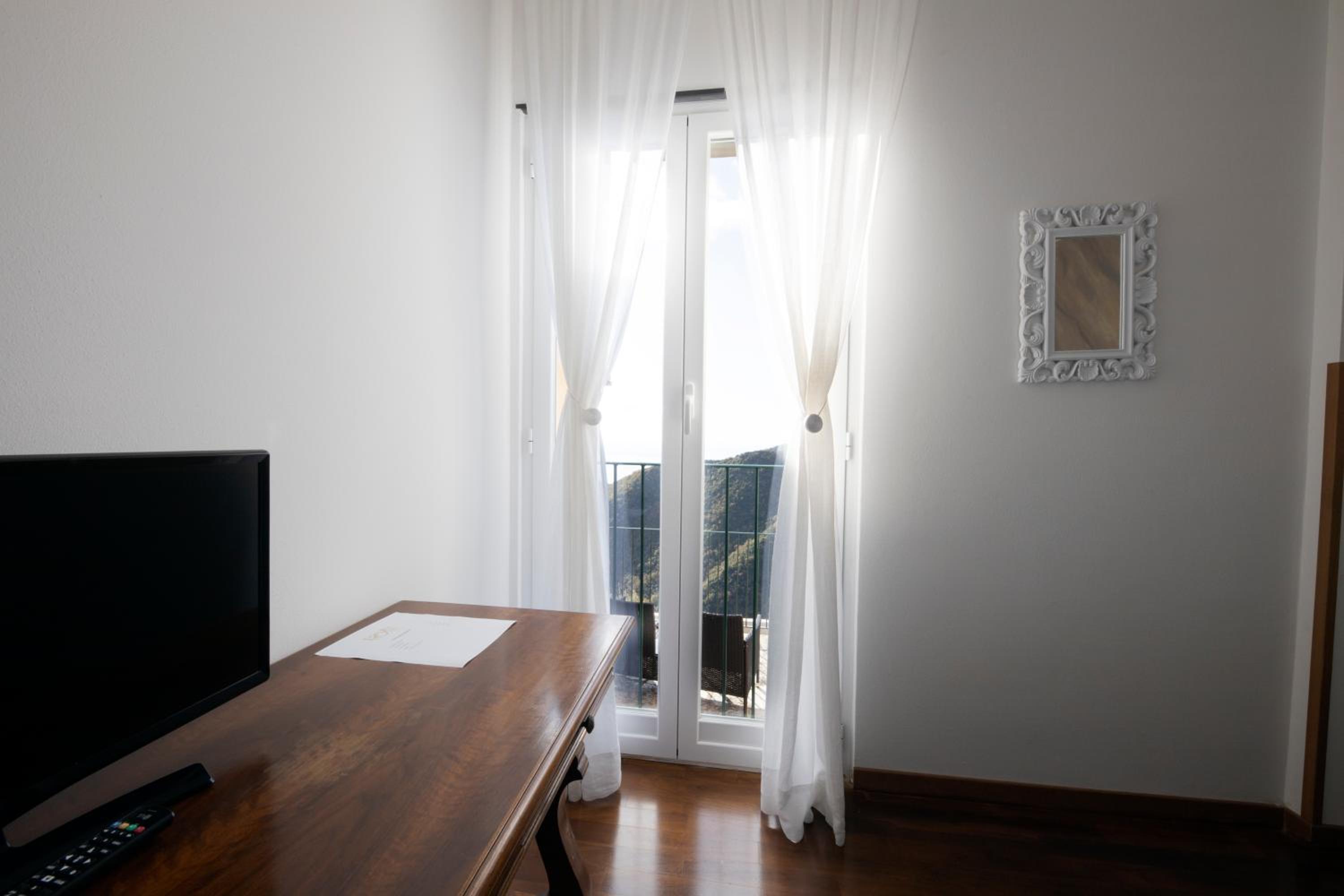 Double Room with Sea View - Photo 2