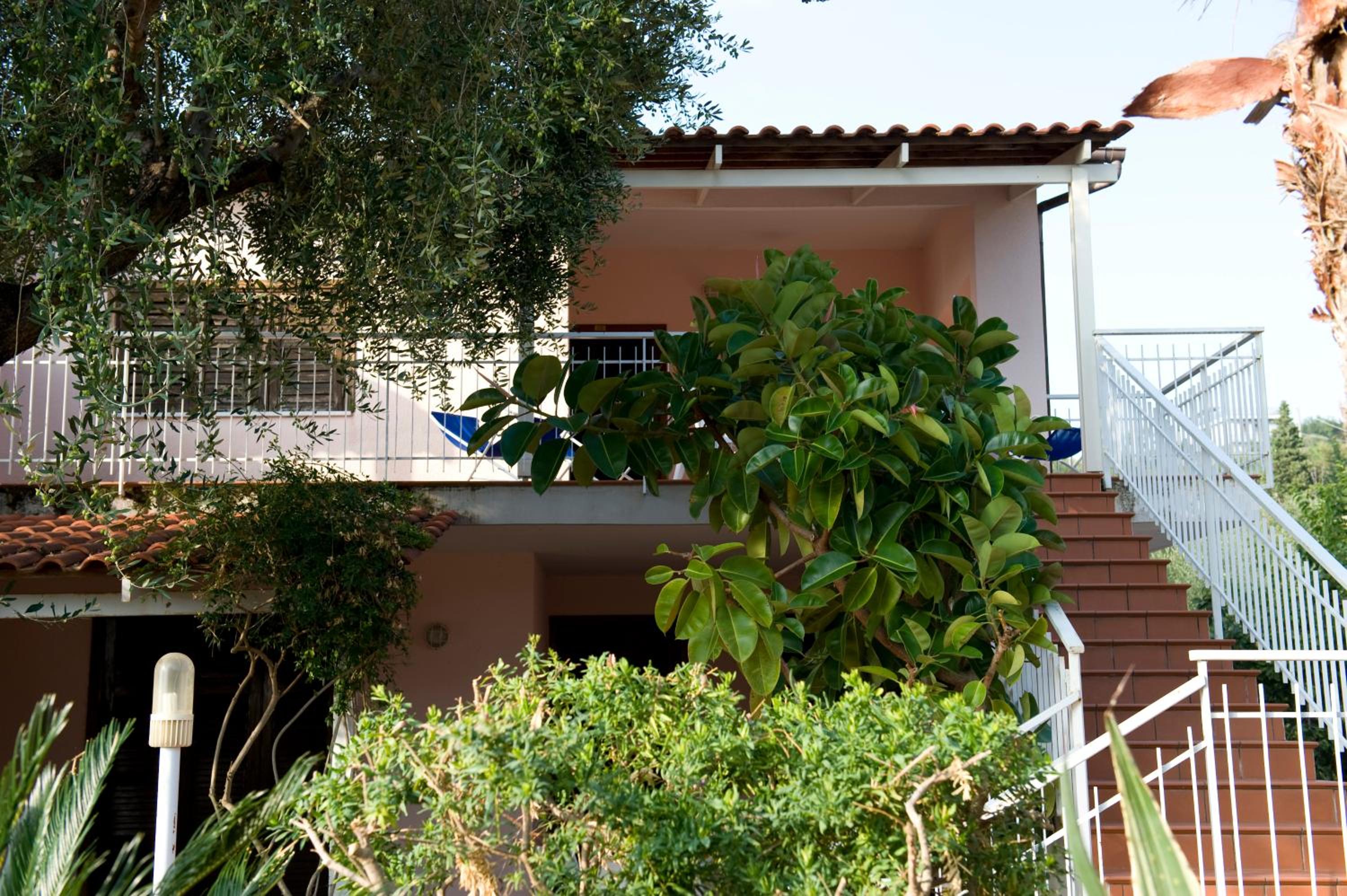 Two-Bedroom Apartment (6 Adults) - Photo 8