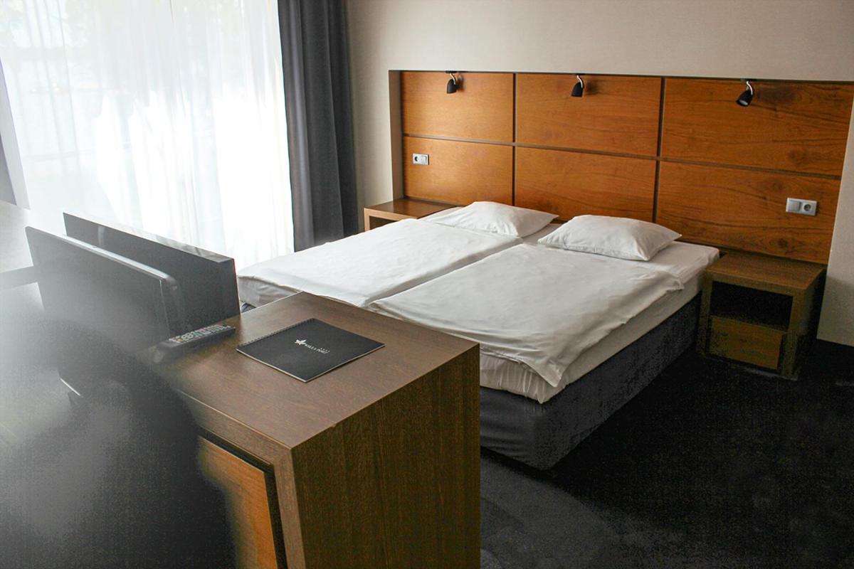Deluxe Double or Twin Room with Partial Lake View photo 1