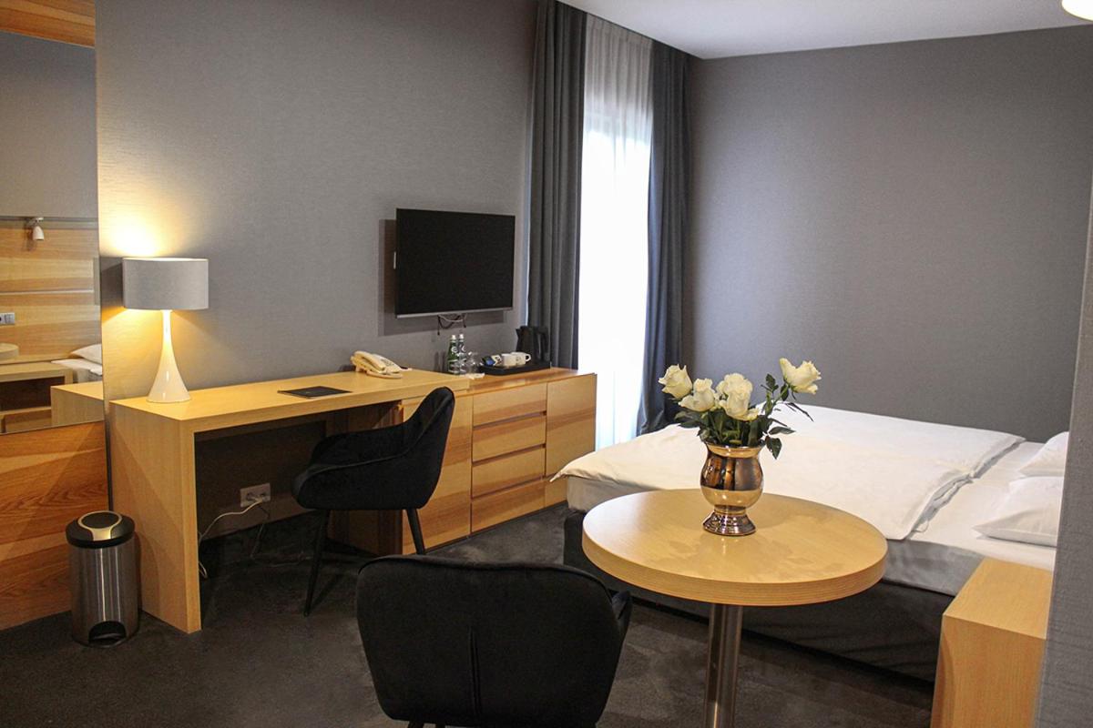 Standard Double or Twin Room with Partial Lake View photo 1