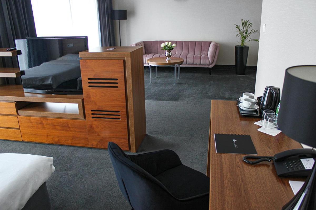 Deluxe Double or Twin Room with Partial Lake View photo 2