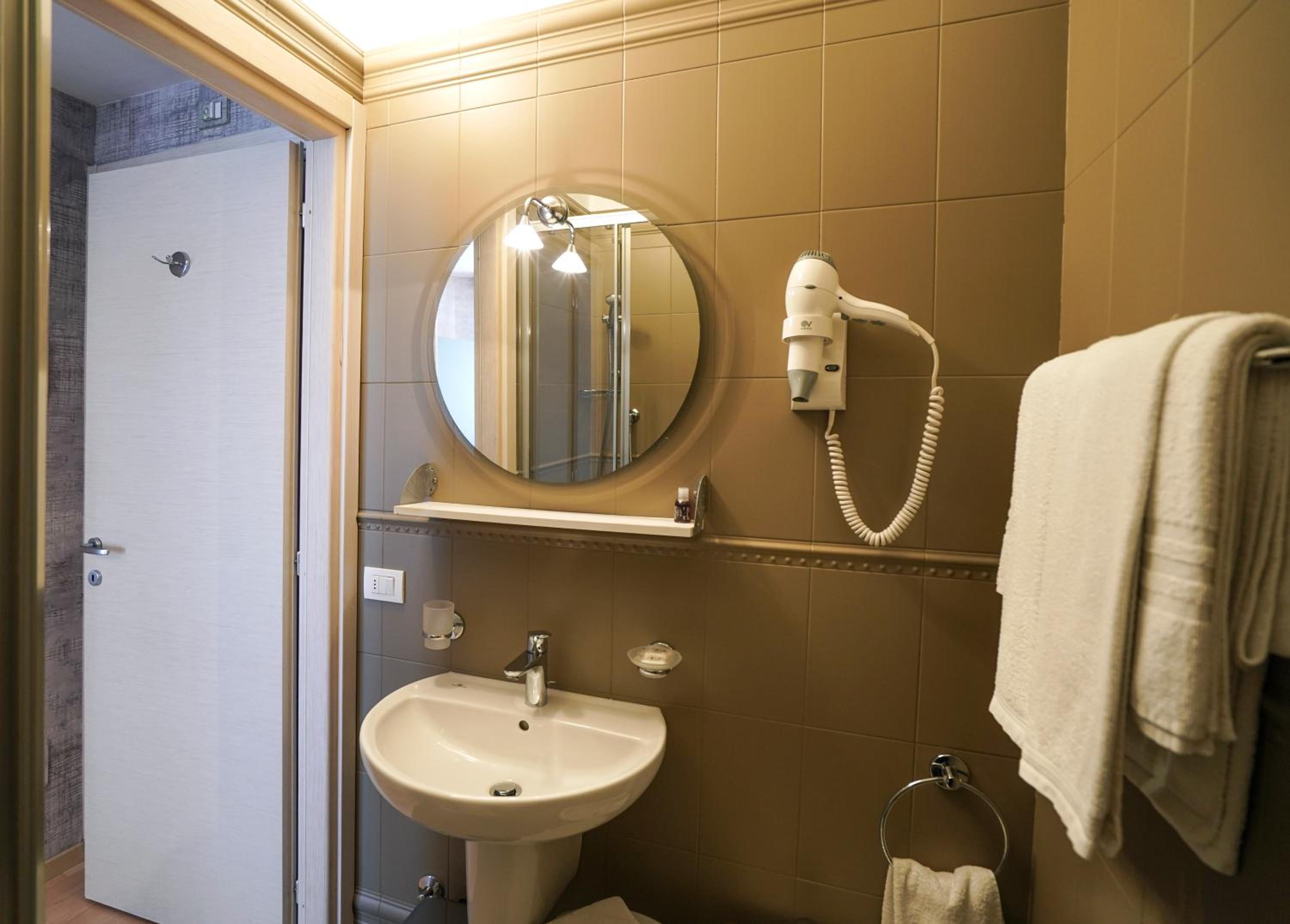 Standard Double Room with Balcony and Partial Sea View - Photo 13