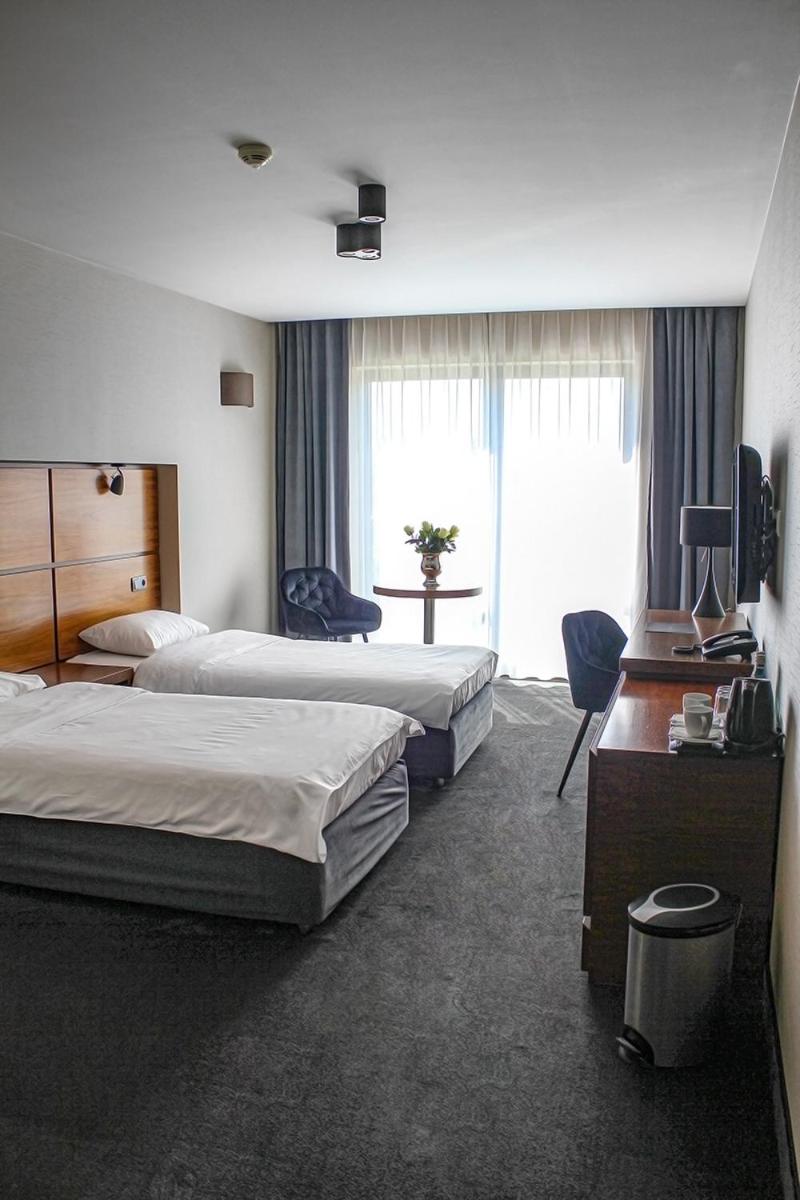 Standard Double or Twin Room with Partial Lake View photo 2