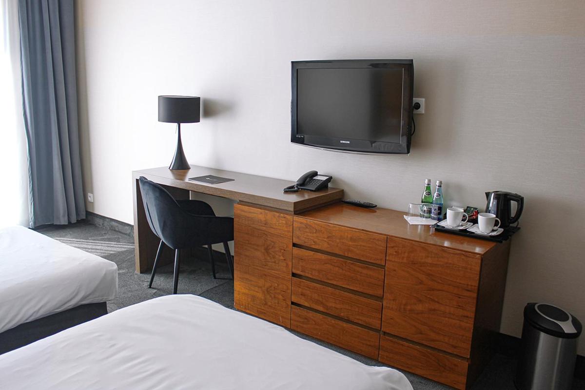 Standard Double or Twin Room with Partial Lake View photo 3