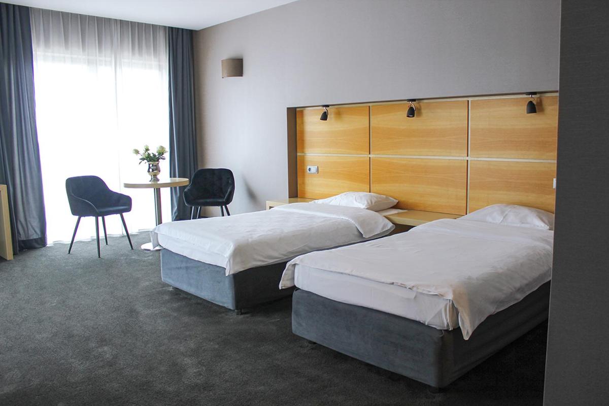 Premium Double or Twin Room with Partial Lake View photo 1