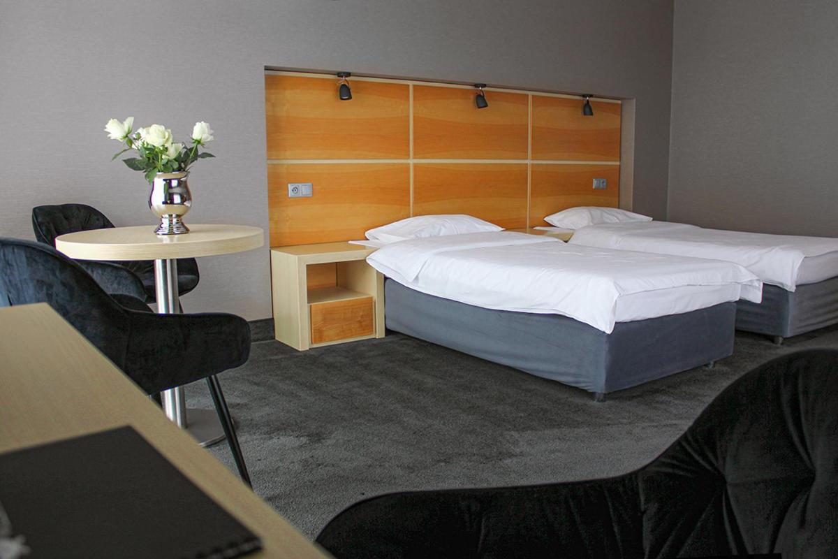 Premium Double or Twin Room with Partial Lake View photo 2
