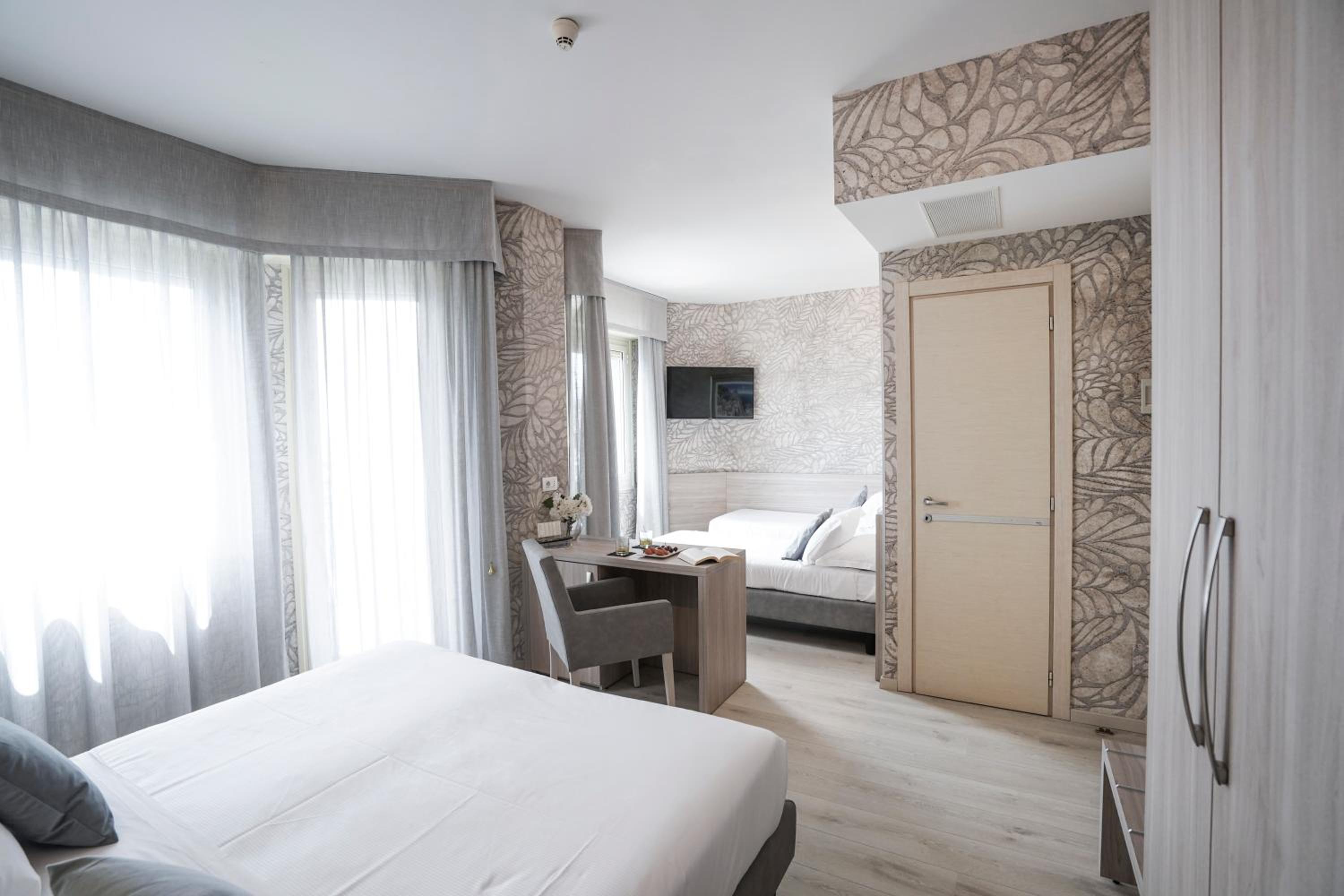 Family Room (2 Adults + 2 Children) with Balcony and Sea View - Photo 1