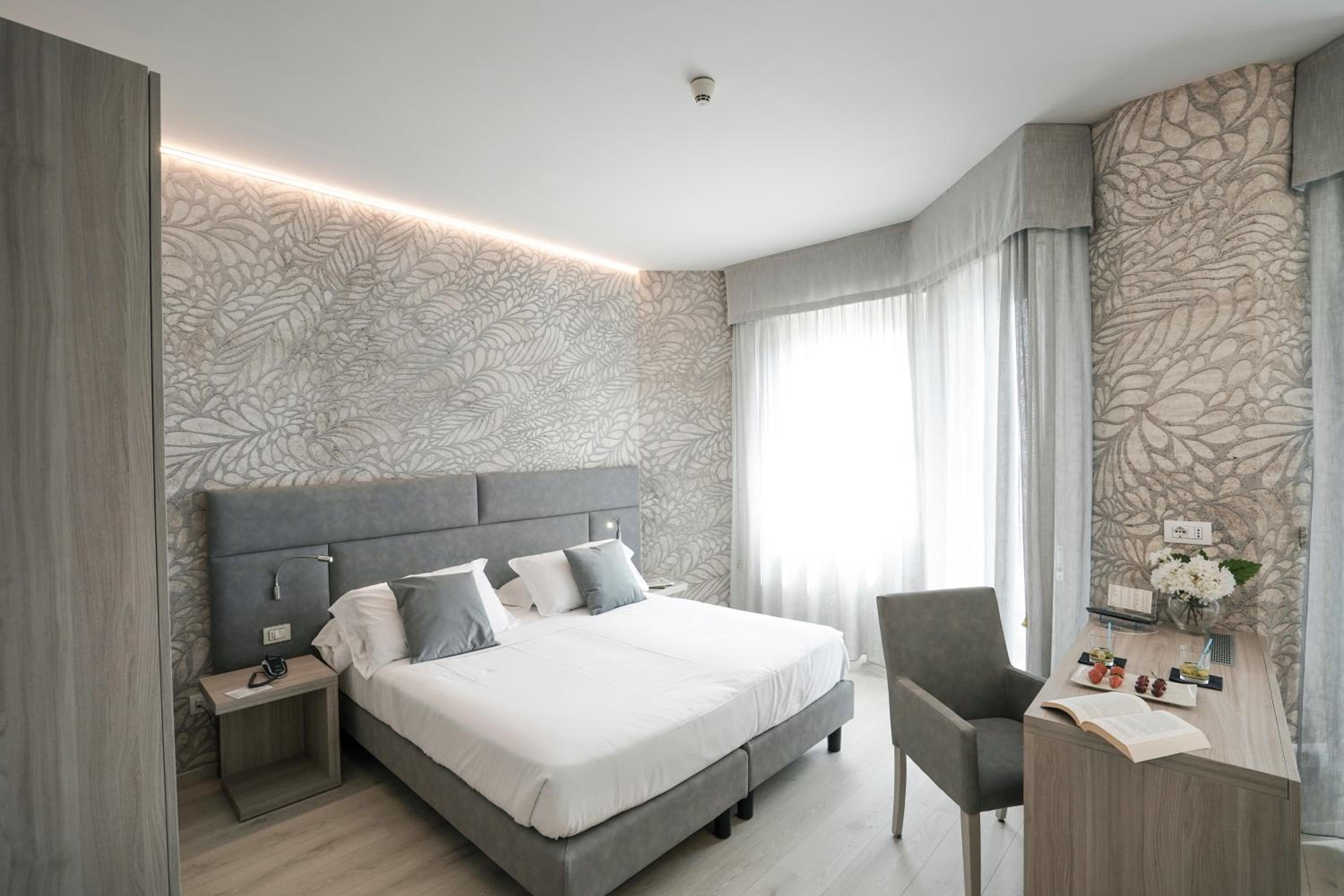 Family Room (2 Adults + 2 Children) with Balcony and Sea View - Photo 4