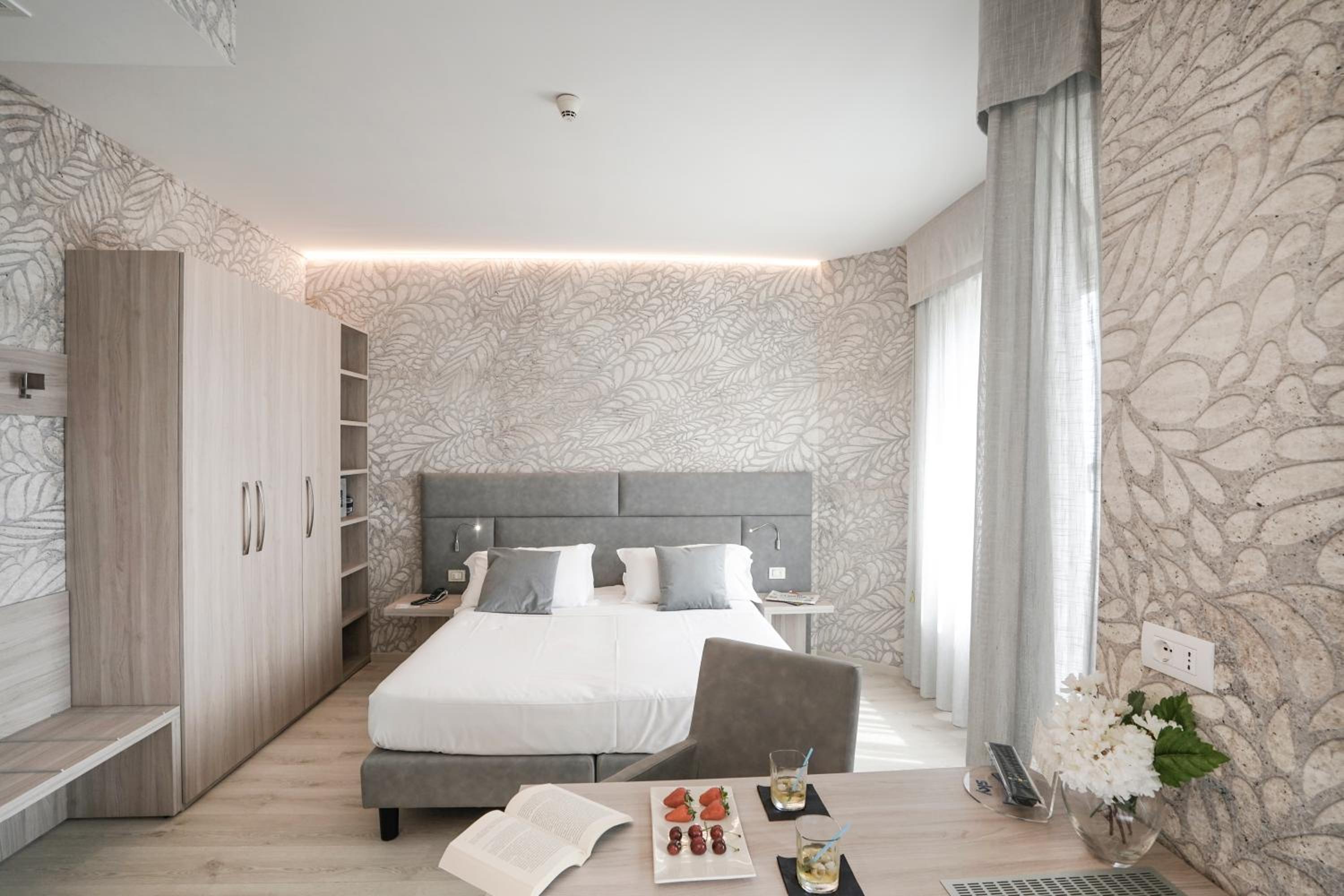Family Room (2 Adults + 2 Children) with Balcony and Sea View - Photo 5