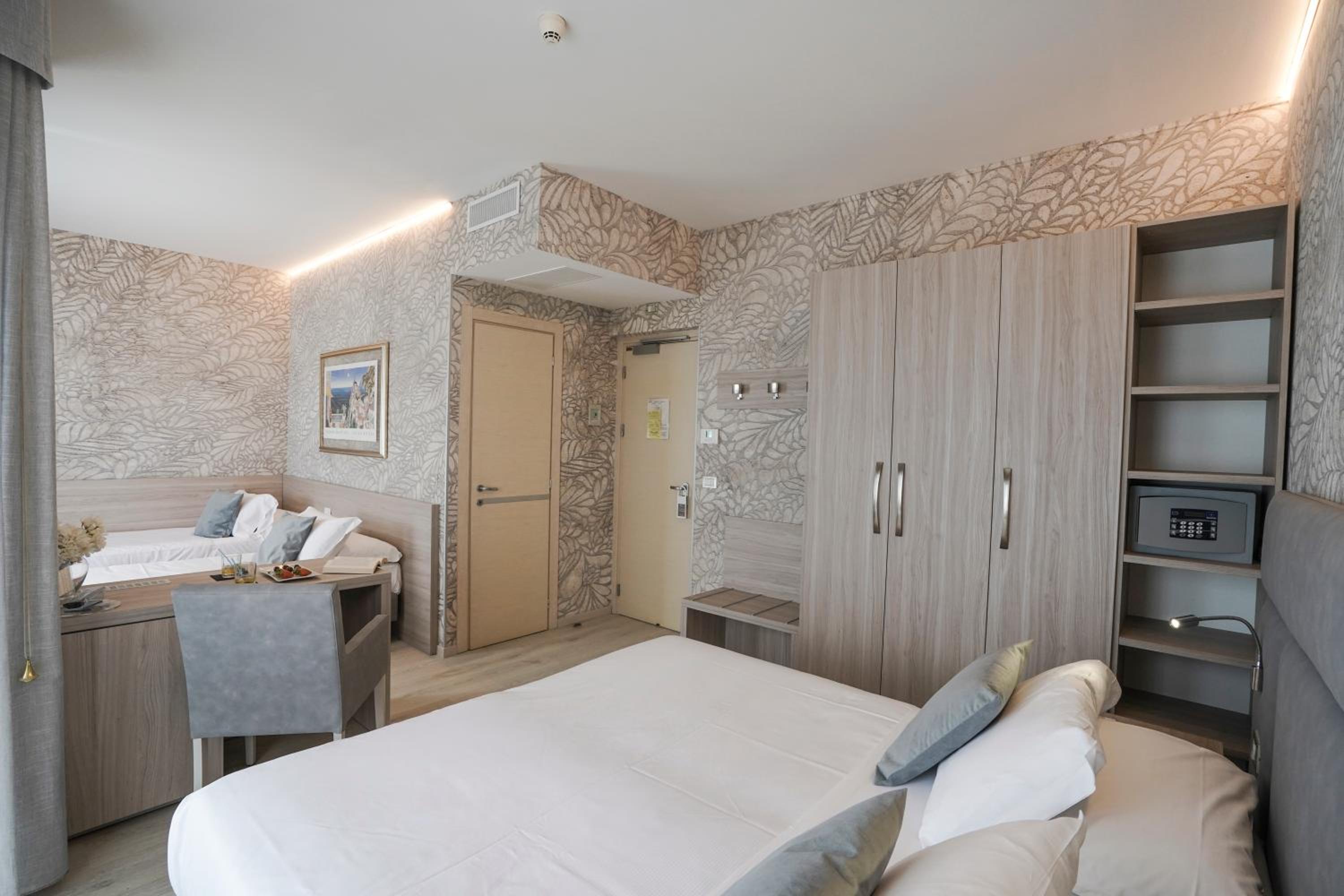 Family Room (2 Adults + 2 Children) with Balcony and Sea View - Photo 6