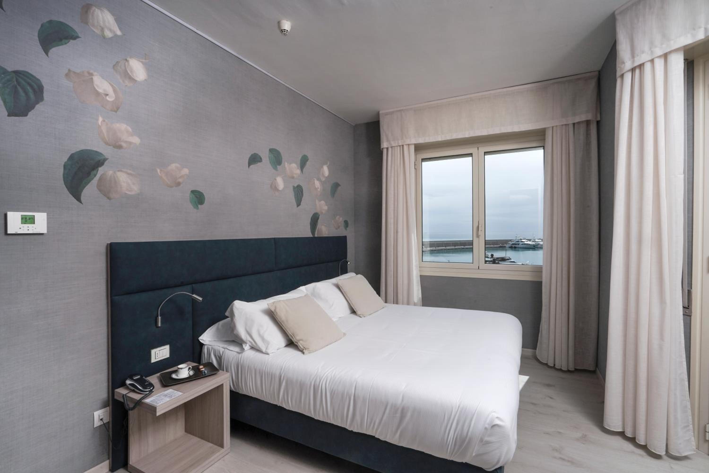 Deluxe Double Room with Balcony and Sea View - Photo 1