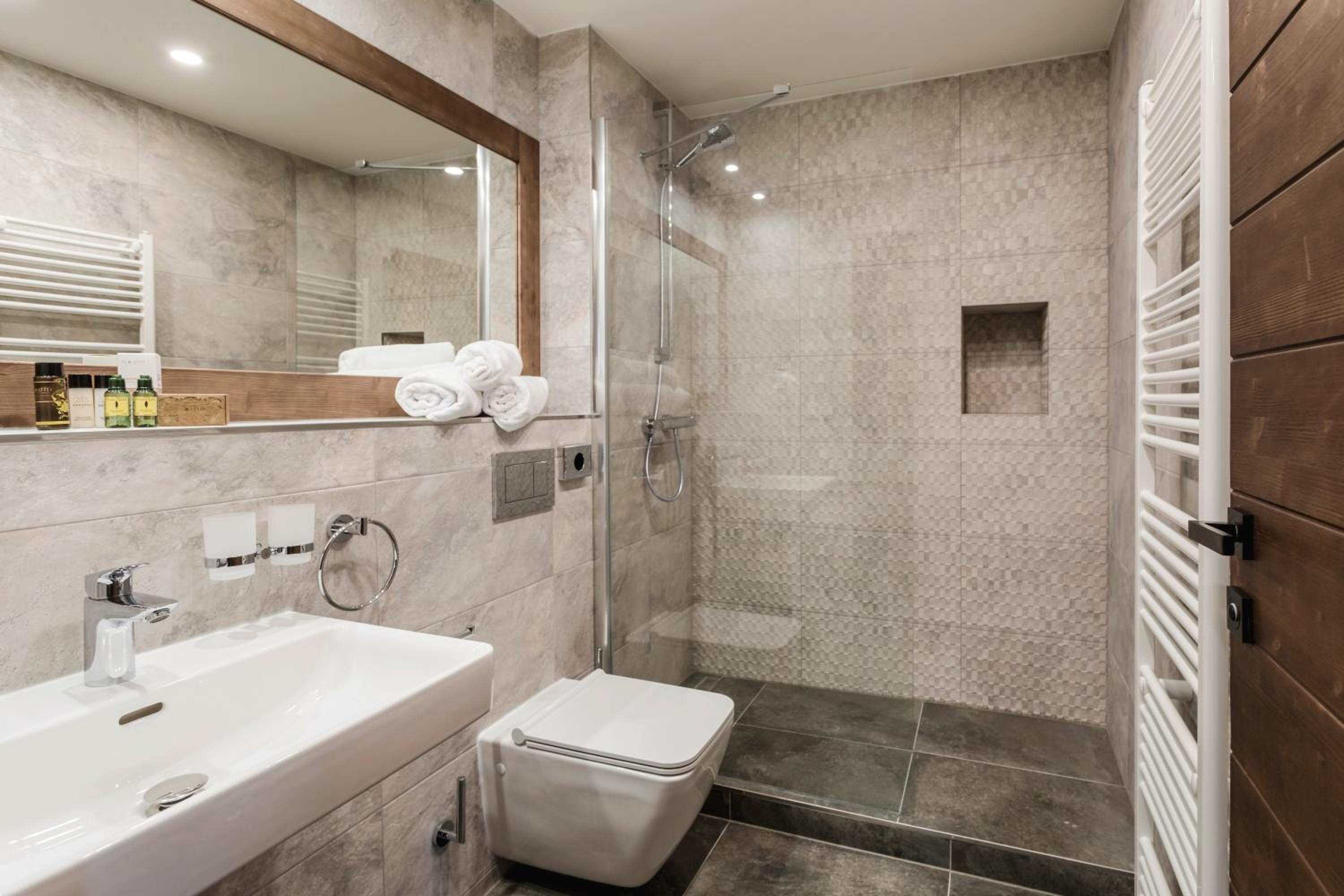 Deluxe Double Room with Extra Bed - Photo 5