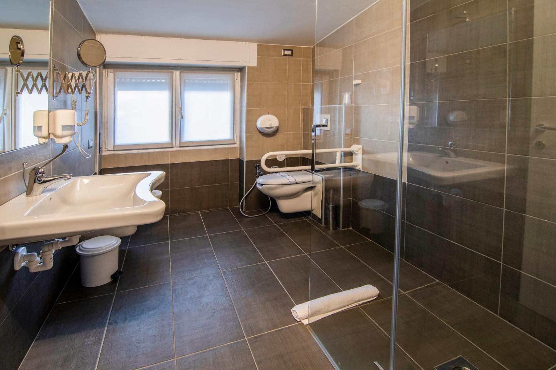 Queen Room - Disability Access photo 2