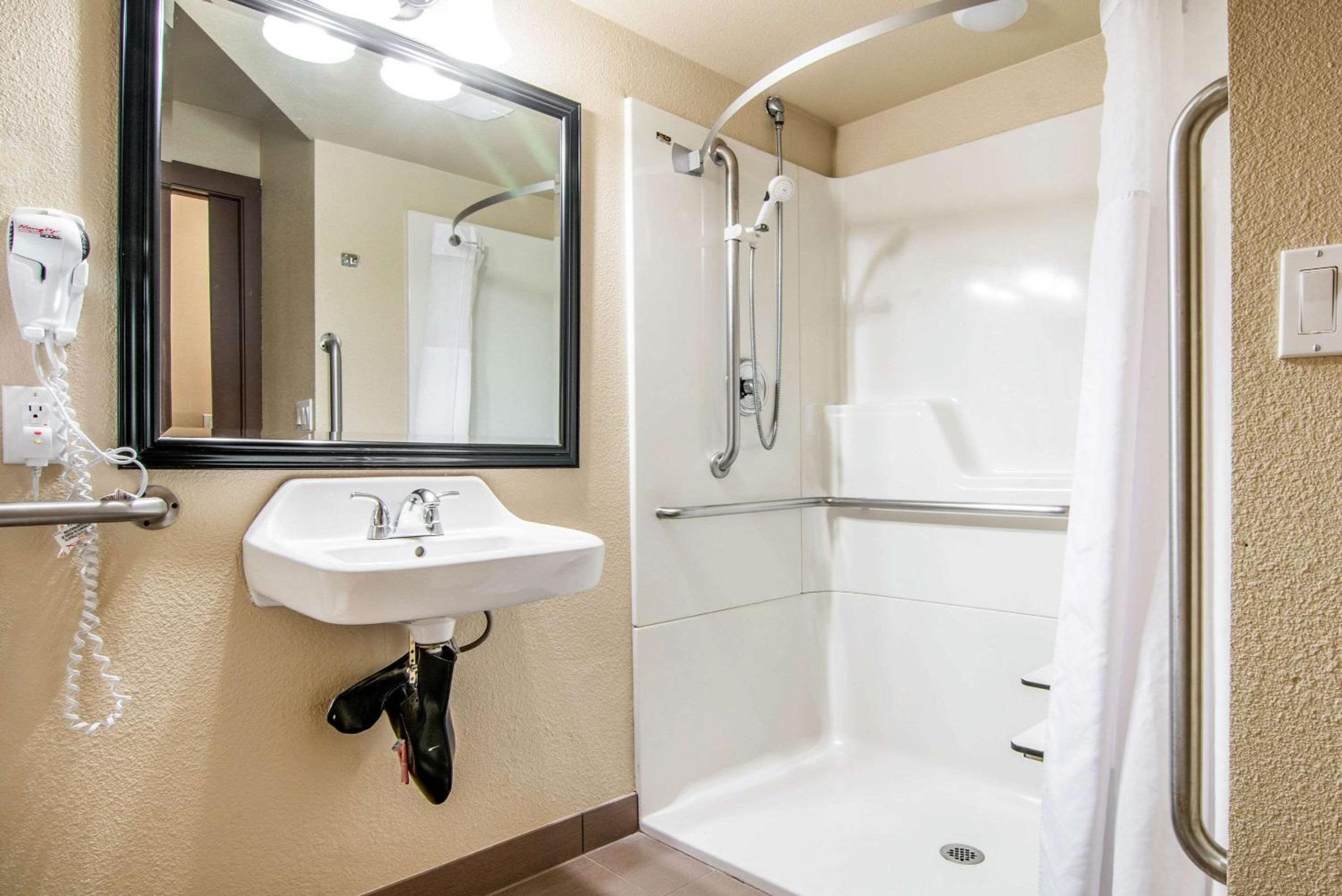 King Room with Accessible Tub - Accessible/Non-Smoking - Photo 5