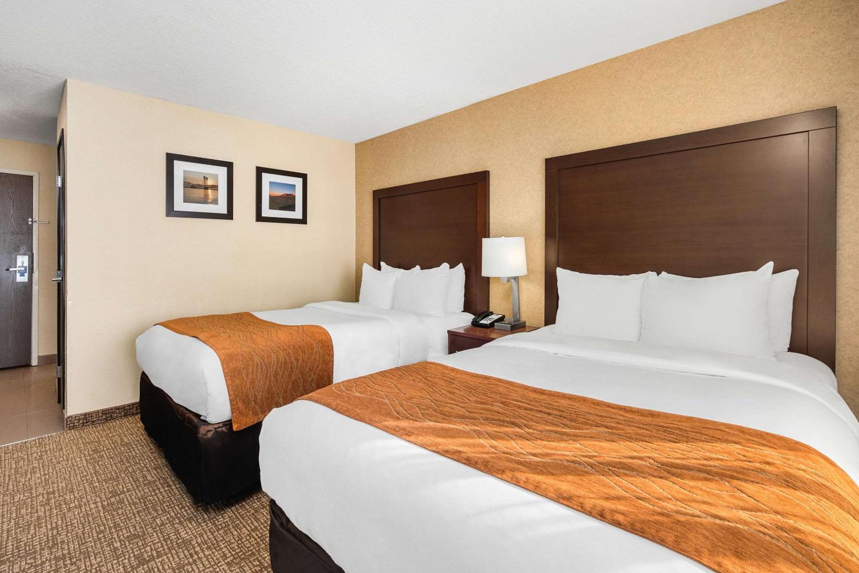Standard Queen Room with Two Queen Beds - Photo 3