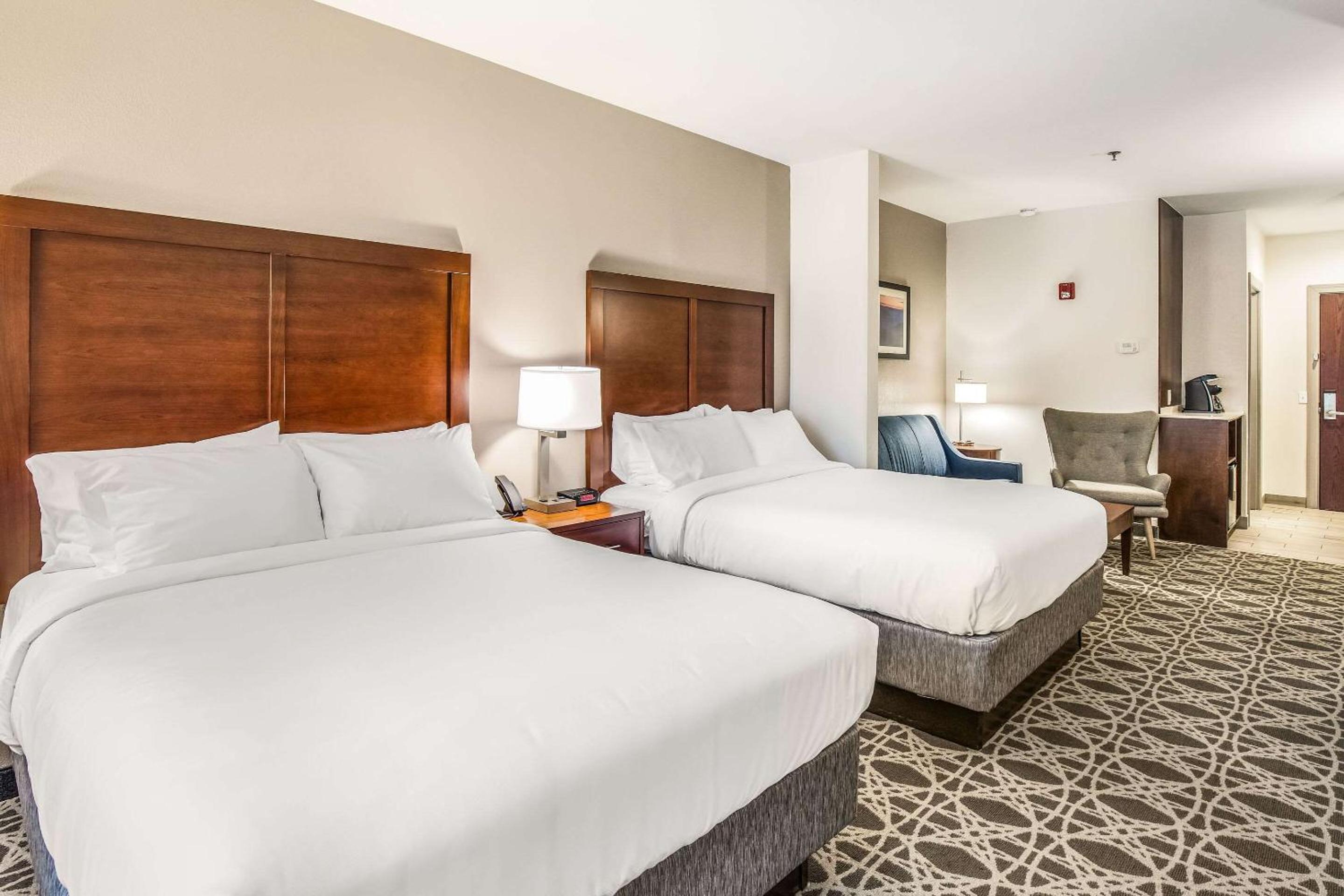 Suite with Two Queen Beds and Tub - Accessible/Non Smoking - Photo 6