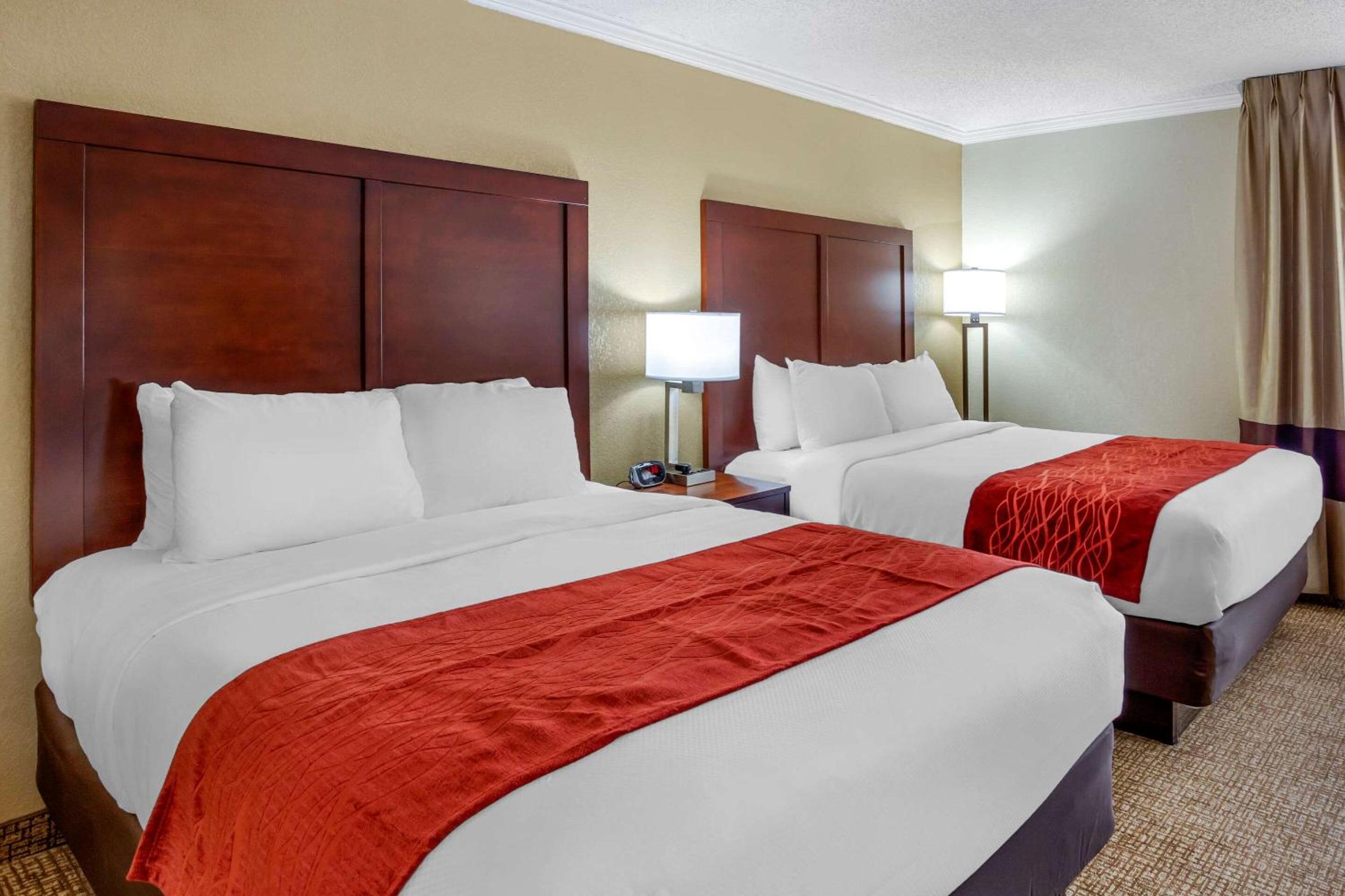 Queen Room with Two Queen Beds - Non Smoking - Photo 2